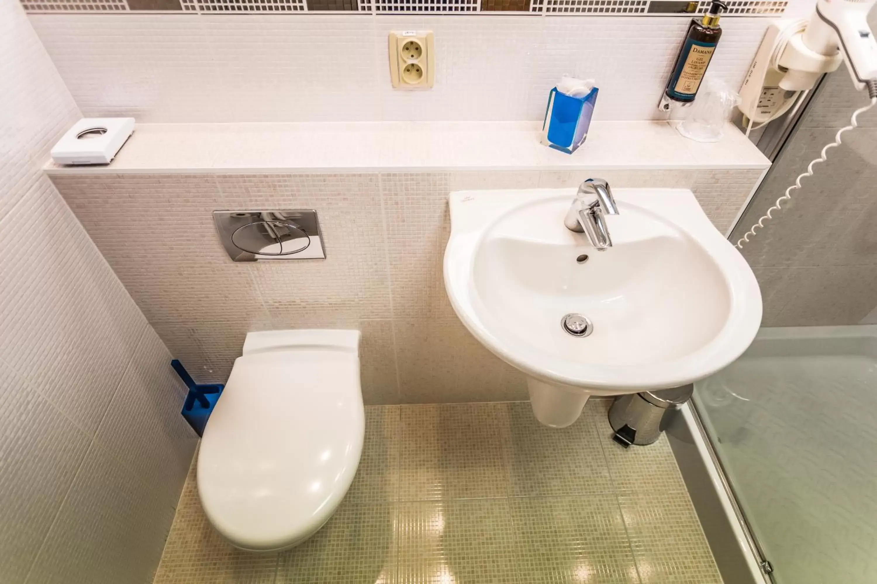 Shower, Bathroom in Hotel SET