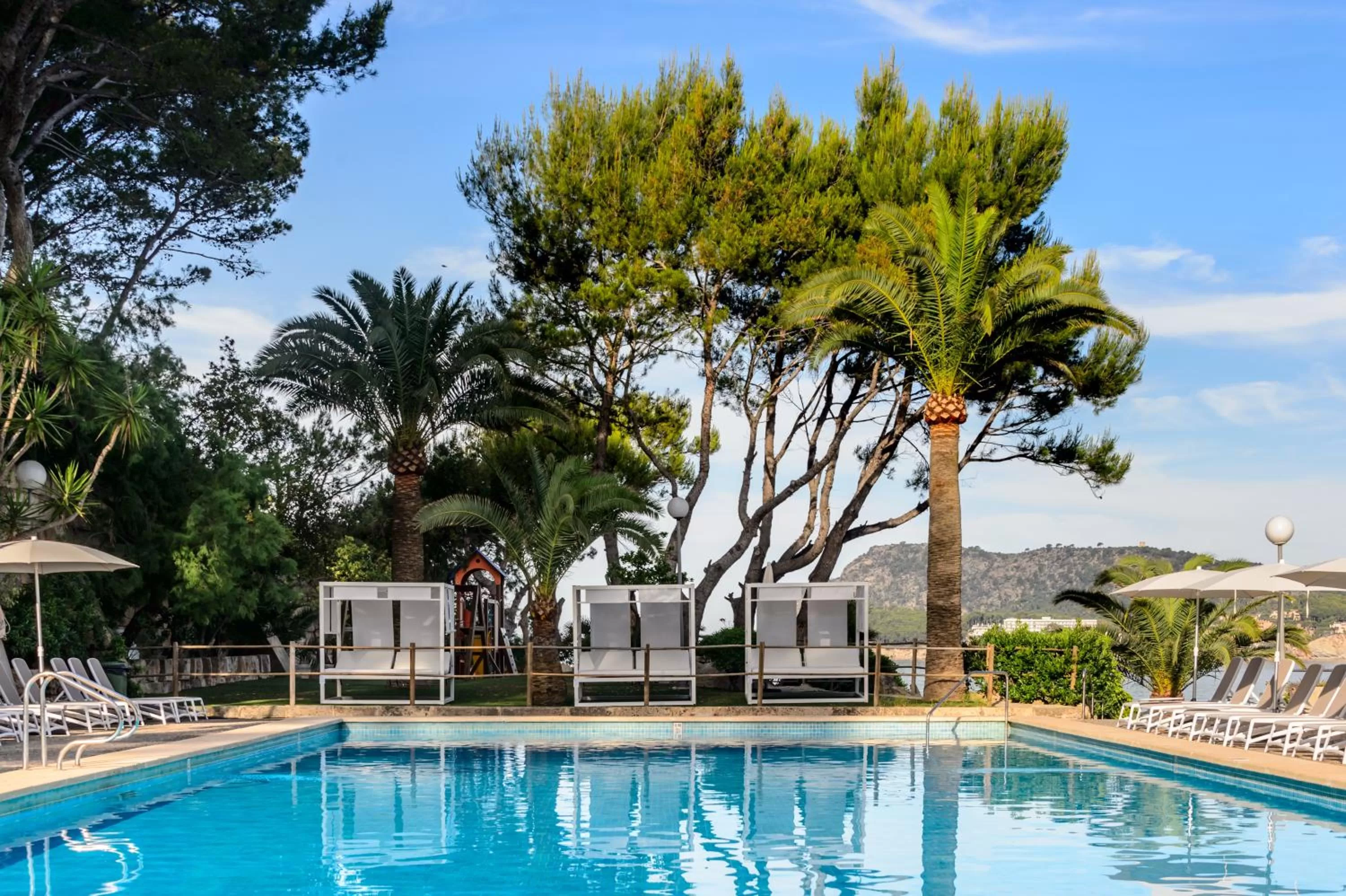Swimming pool in Hotel Vibra Beverly Playa