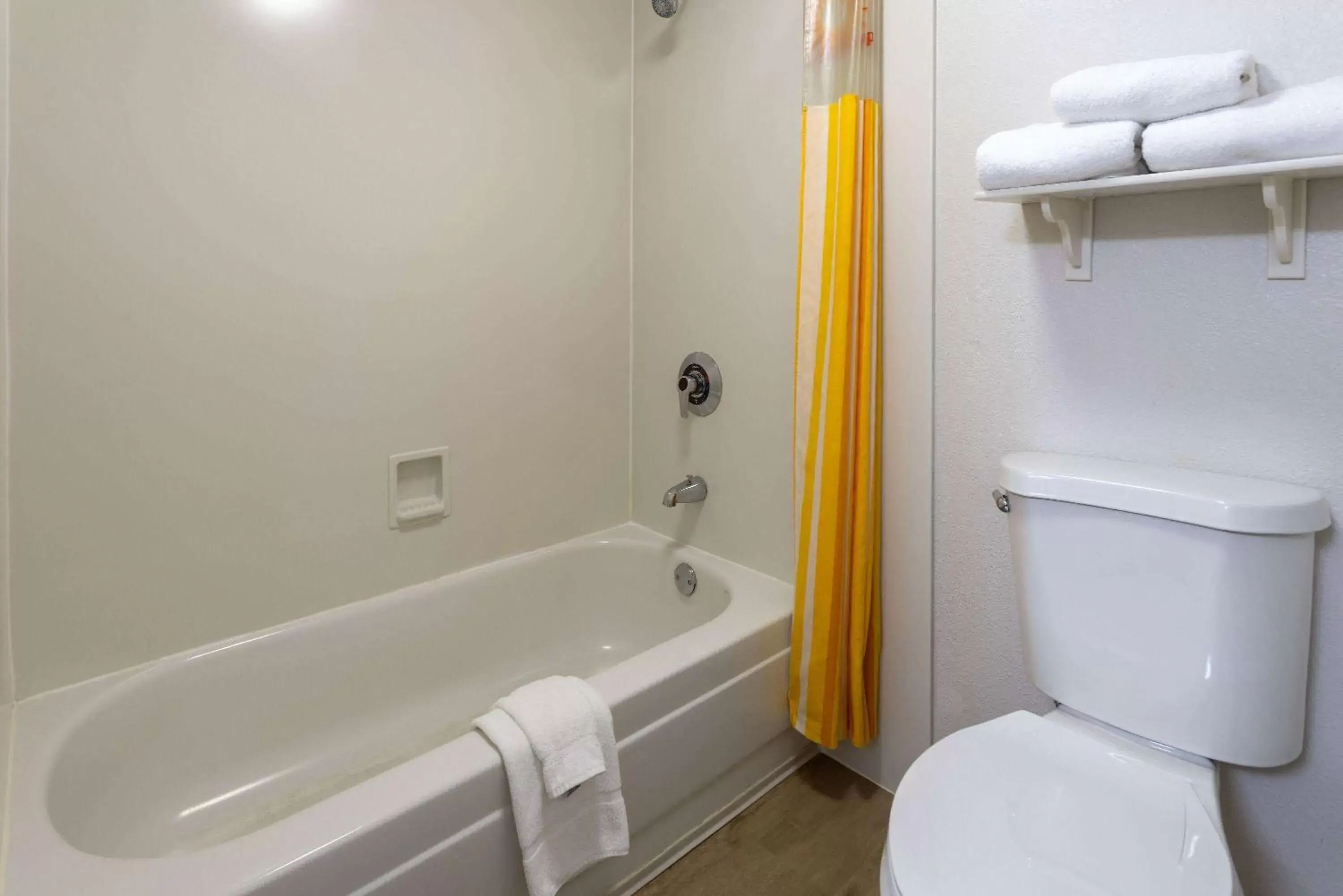 TV and multimedia, Bathroom in La Quinta Inn & Suites by Wyndham Kingsport TriCities Airport