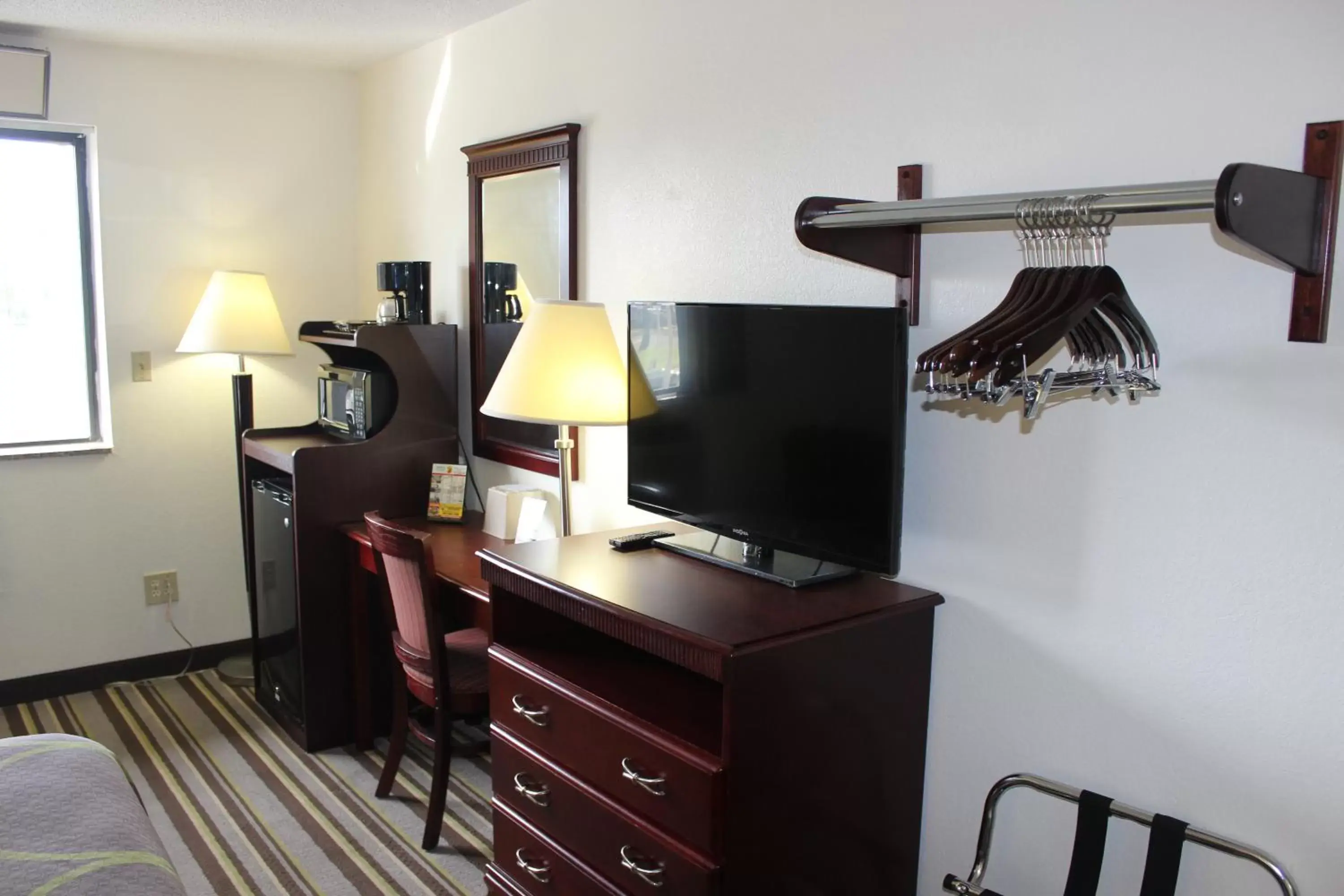 Coffee/tea facilities, TV/Entertainment Center in Super 8 by Wyndham Tuscaloosa