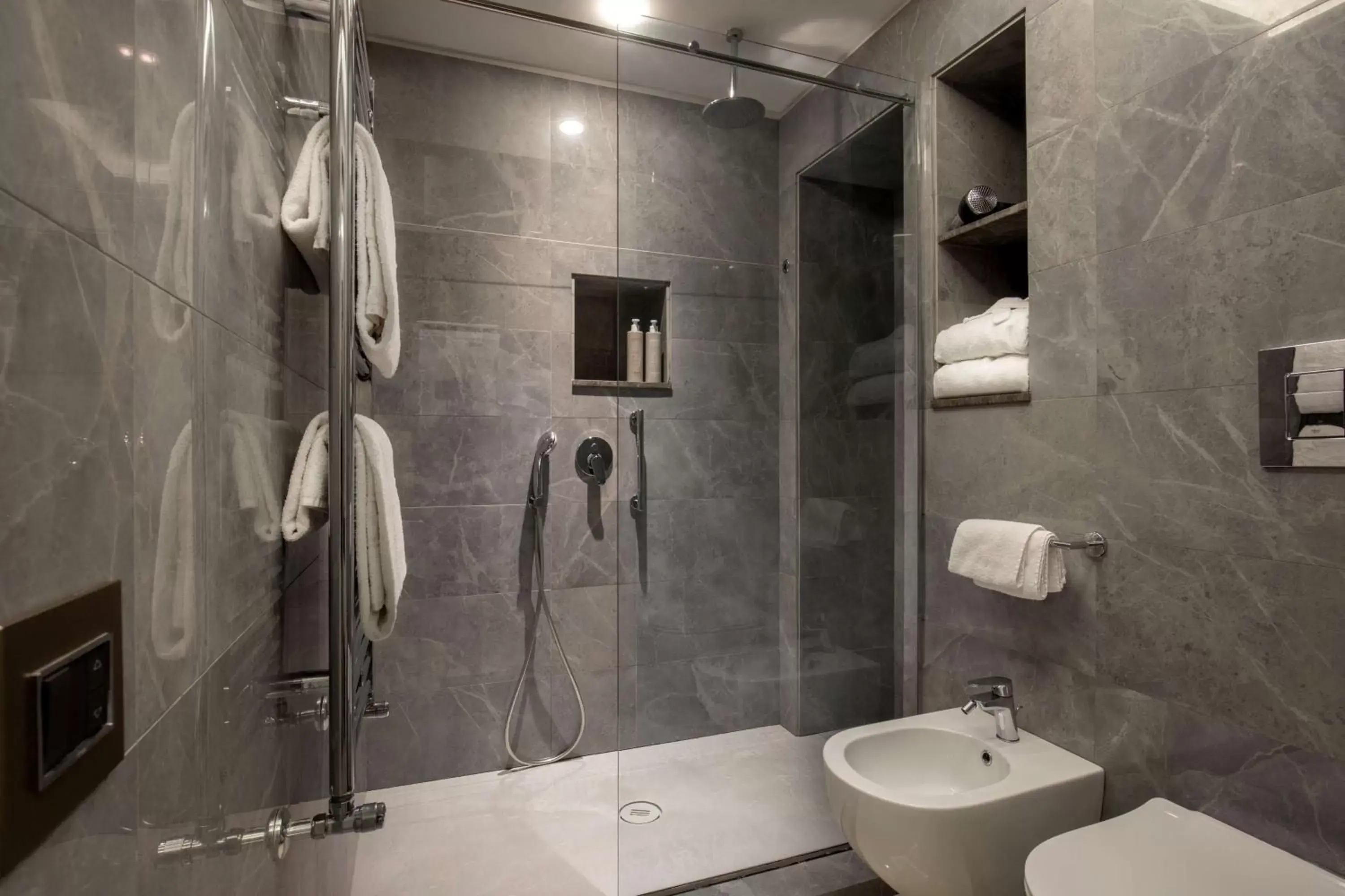 Photo of the whole room, Bathroom in Hotel Canada, BW Premier Collection