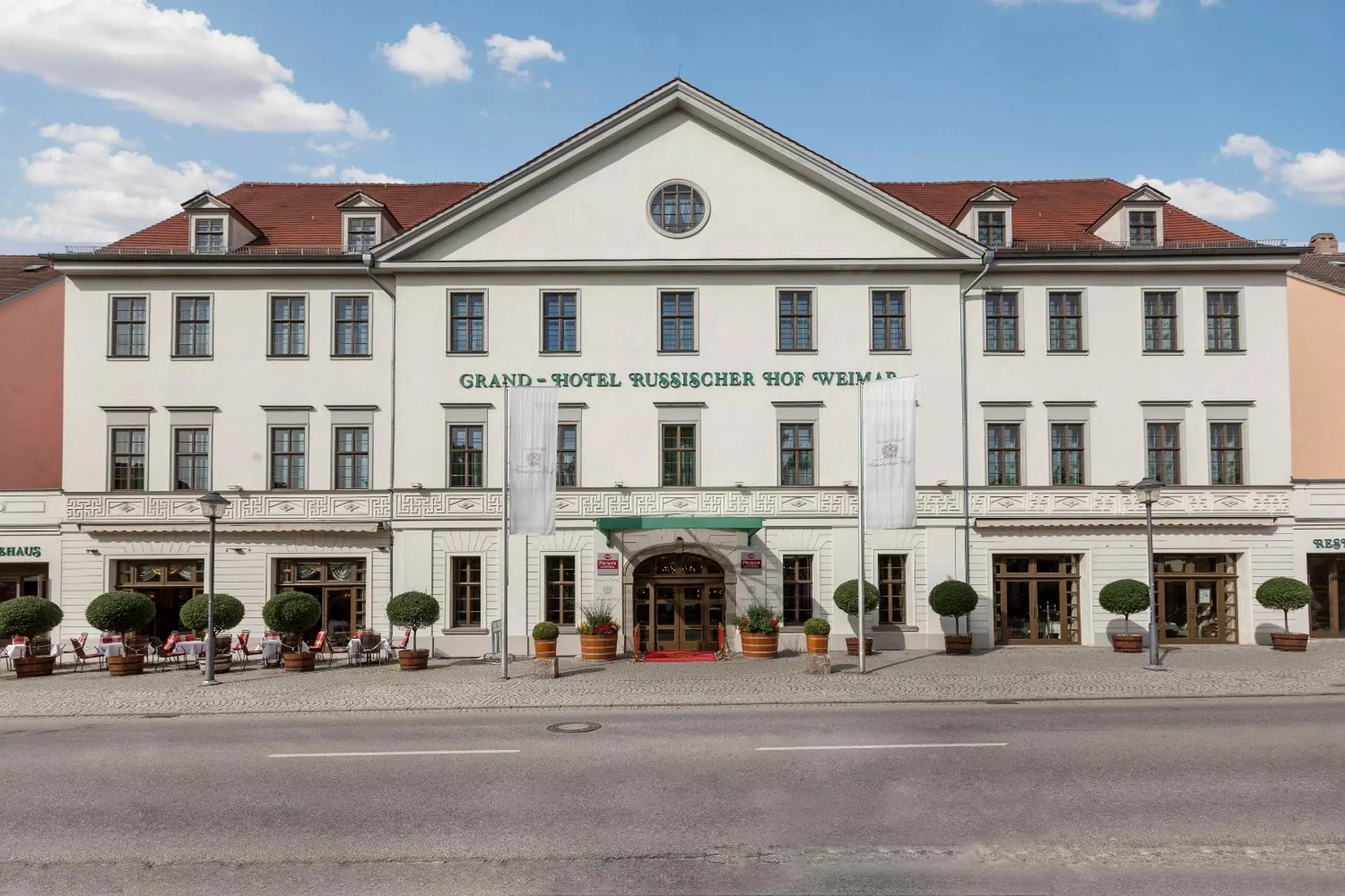 Property Building in Best Western Premier Grand Hotel Russischer Hof