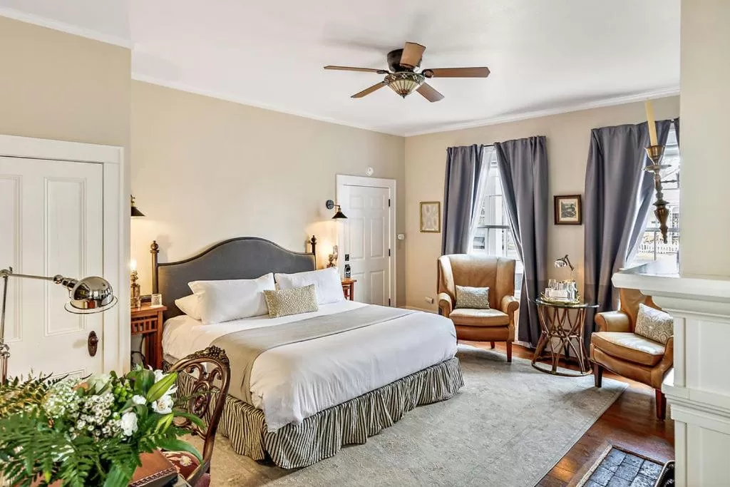 Bedroom, Bed in McCully House Inn