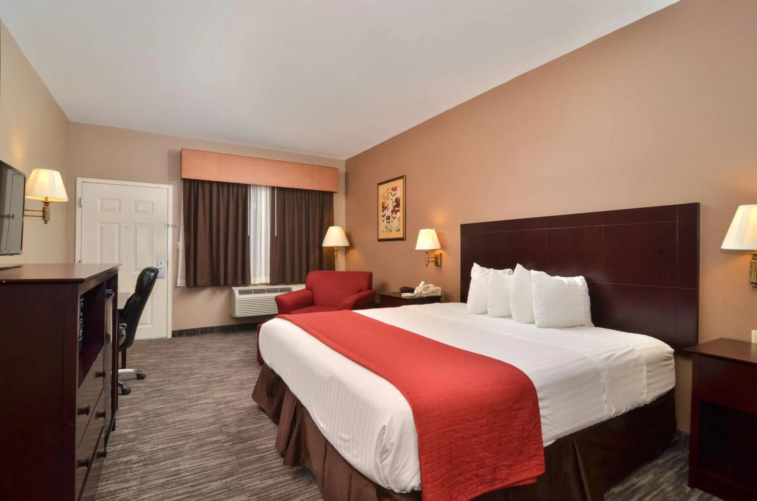 Photo of the whole room, Bed in Best Western Dayton Inn & Suites