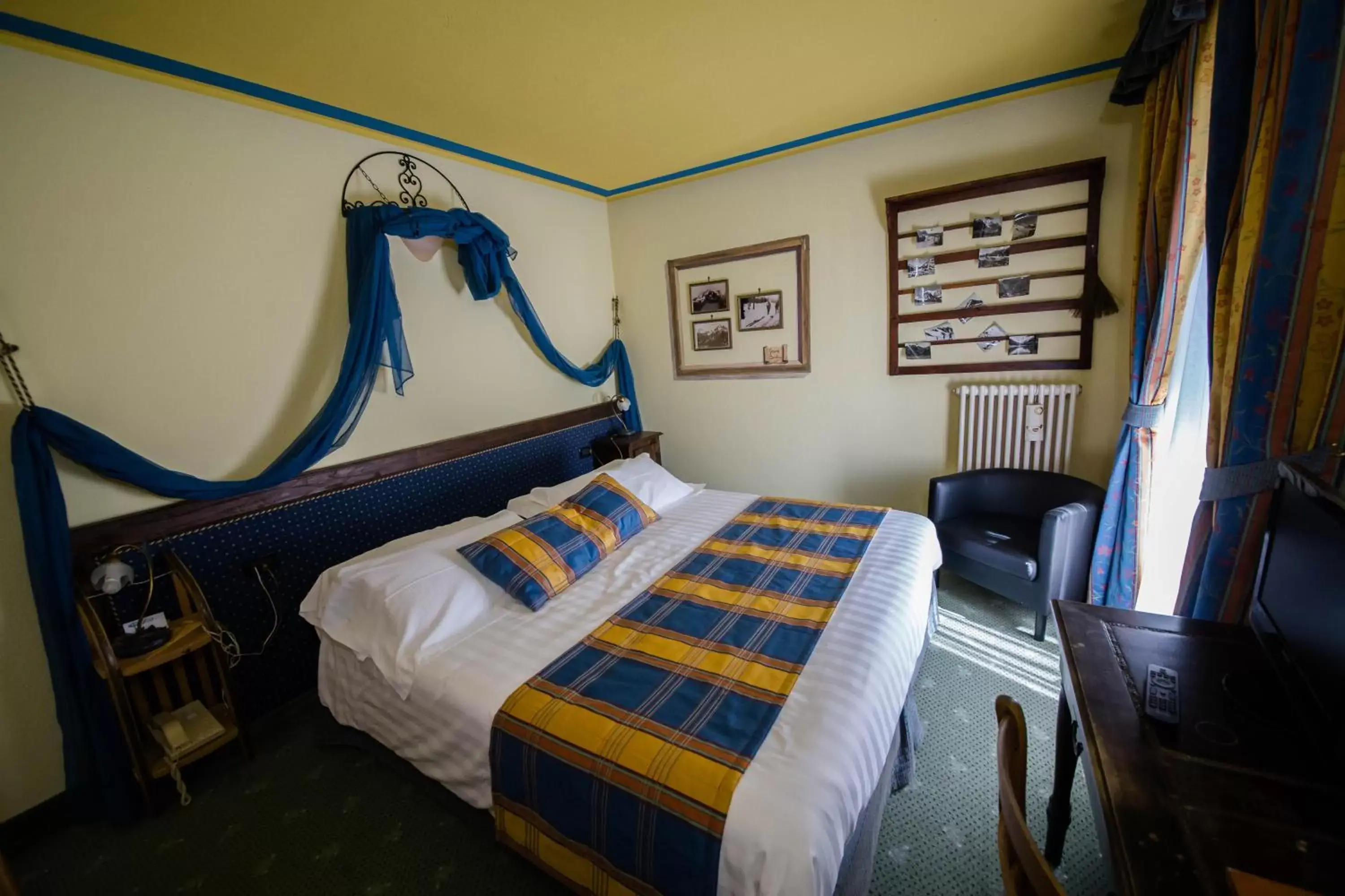 Photo of the whole room, Bed in Hotel Chalet La Meridiana