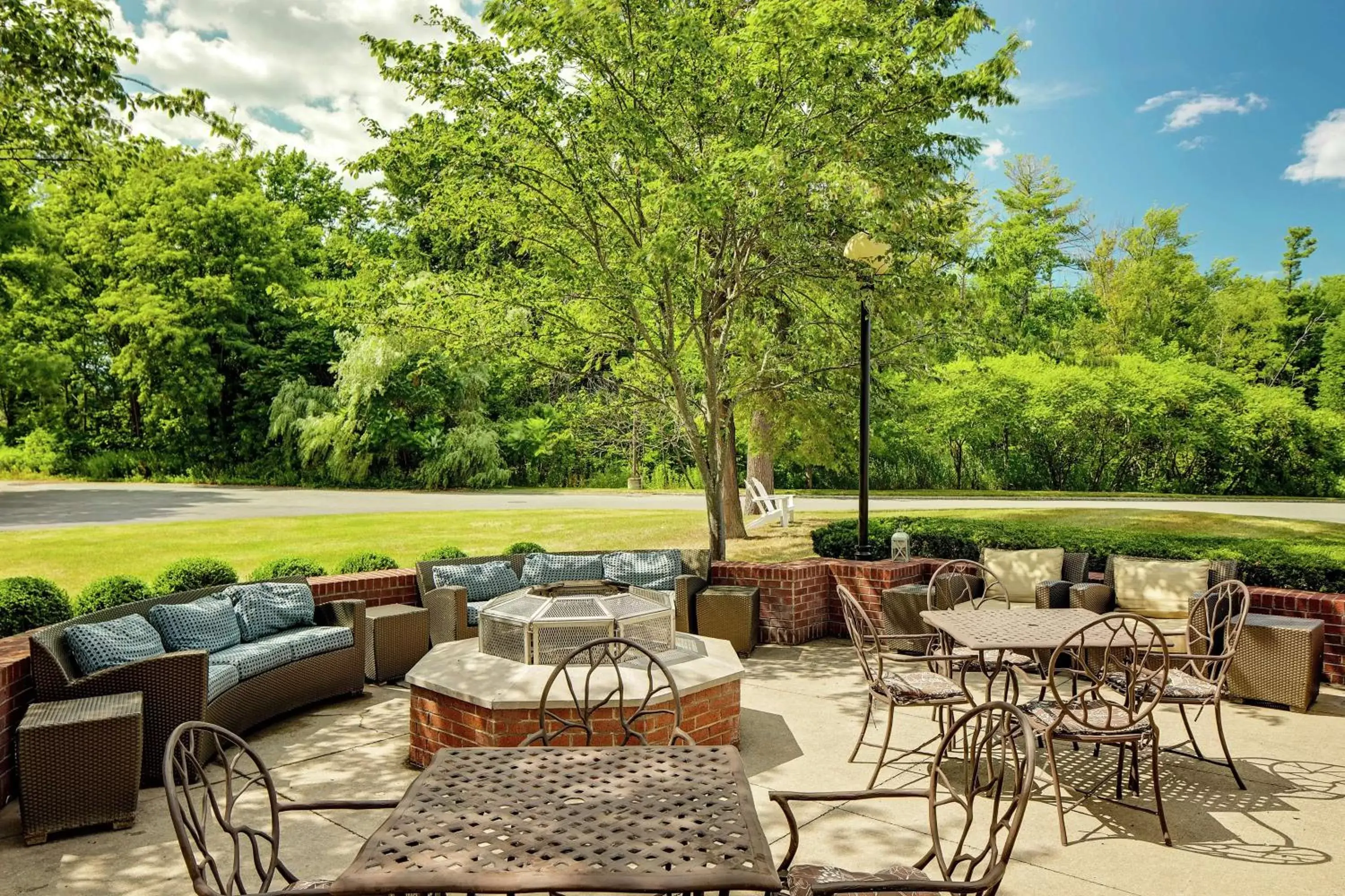 Patio, Restaurant/Places to Eat in Hilton Garden Inn Albany Airport