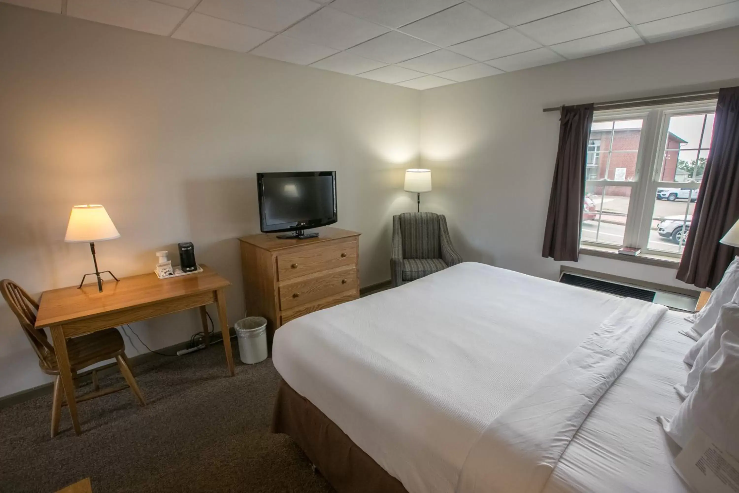 Photo of the whole room, TV/Entertainment Center in Lodging on the Square