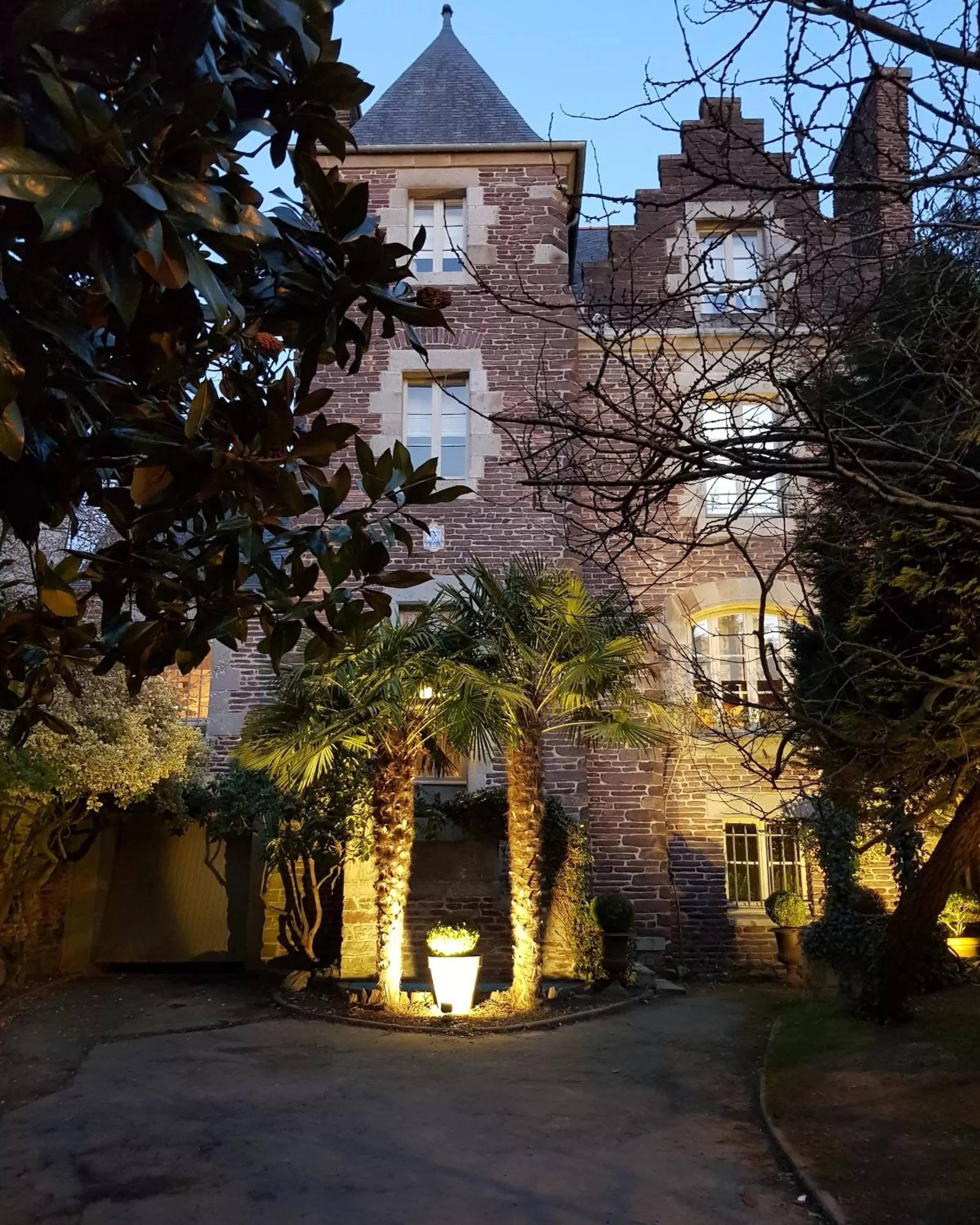 Staff, Property Building in Castel Jolly