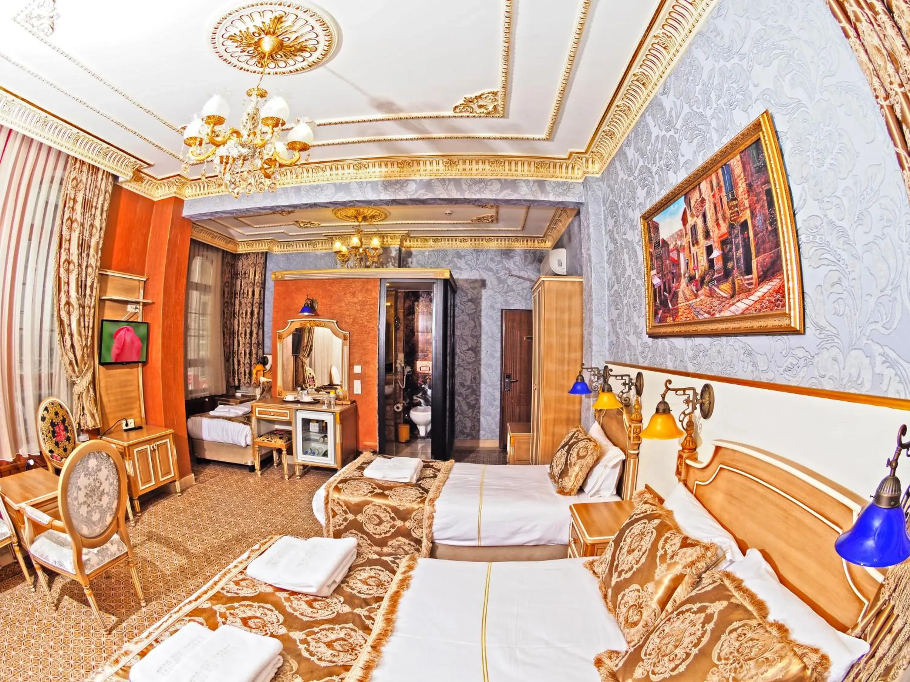 Photo of the whole room in Sirkeci Gar Hotel