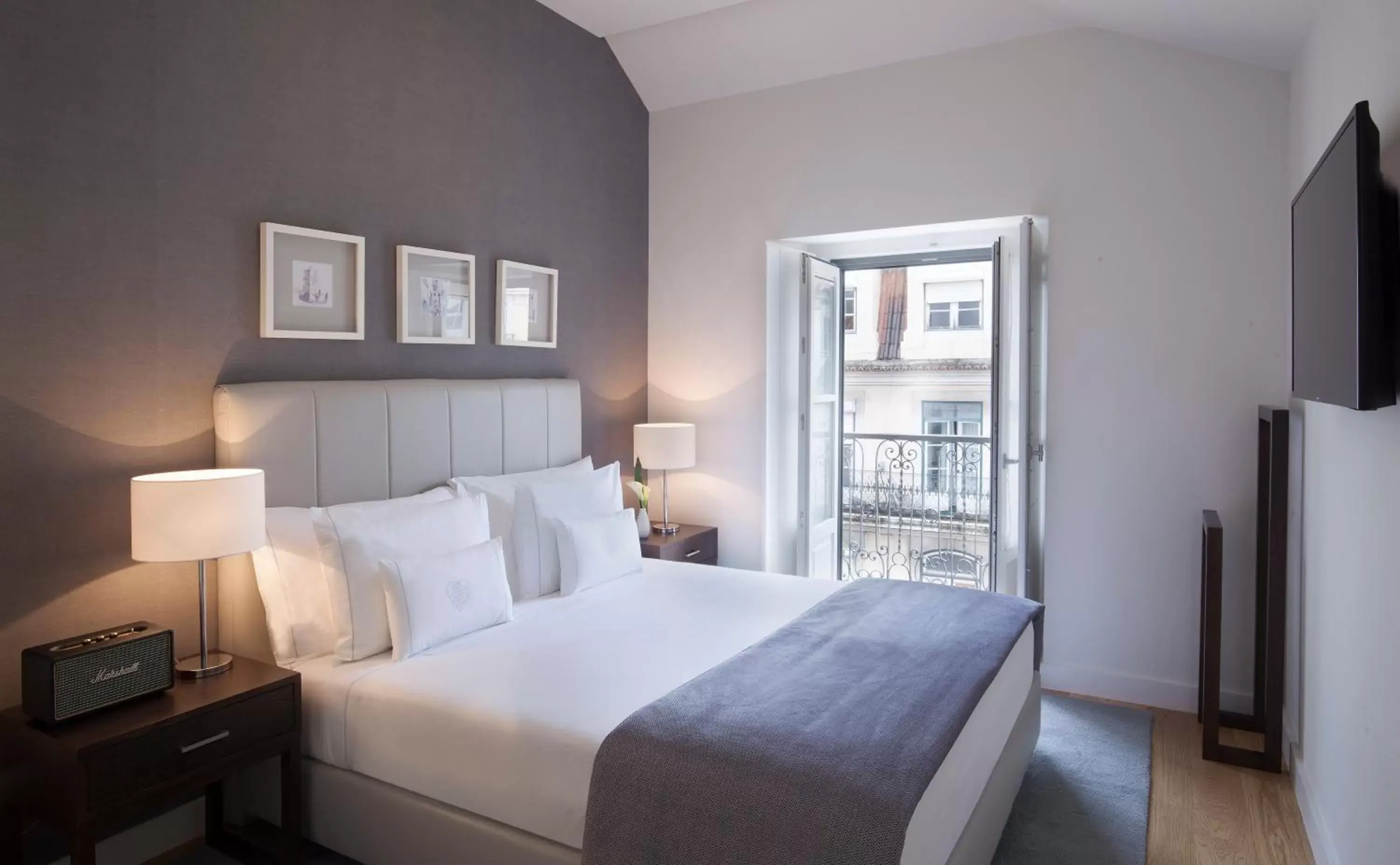 Bedroom, Bed in Grape Harbor Prata Apartments