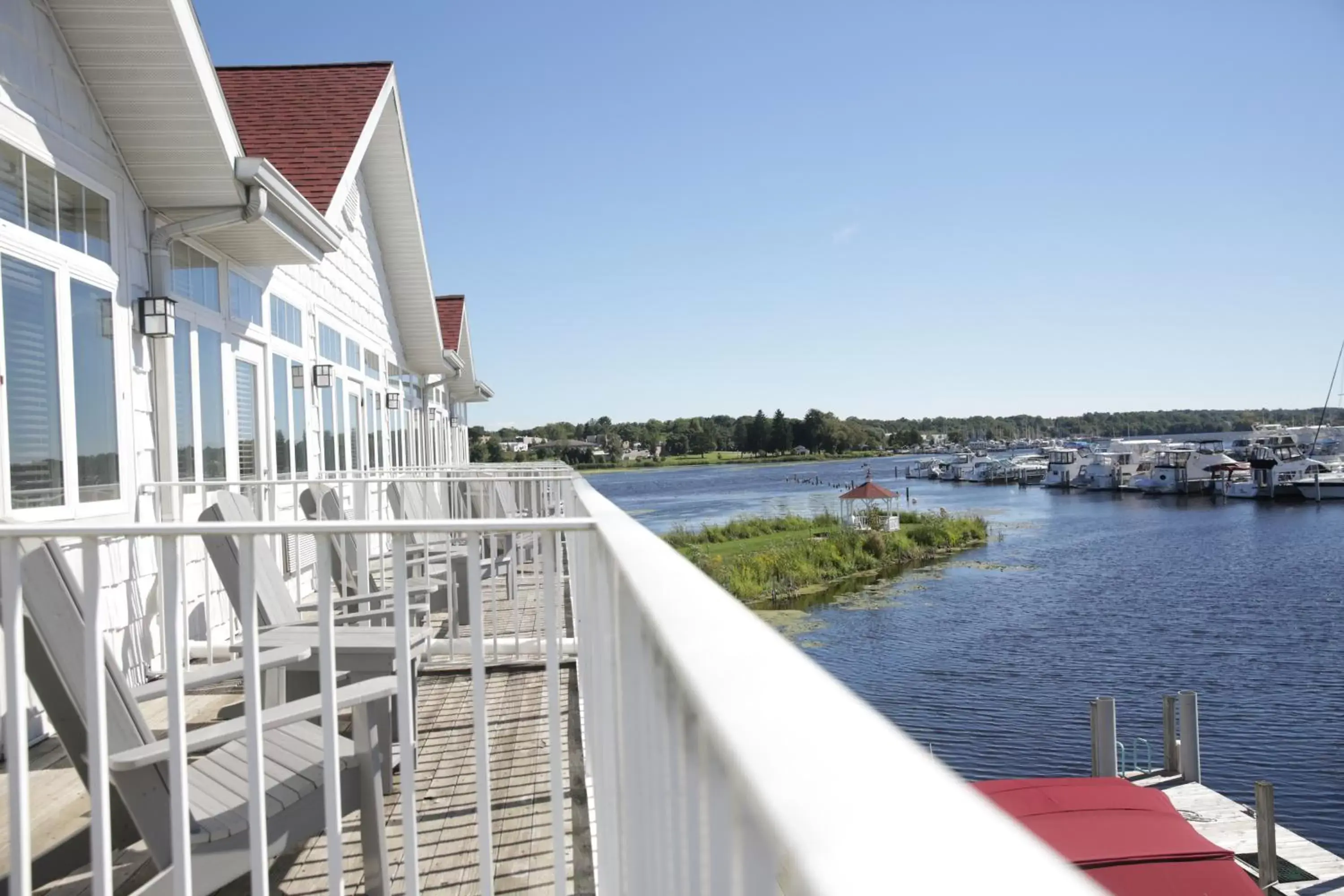 Lake view, Balcony/Terrace in Weathervane Inn