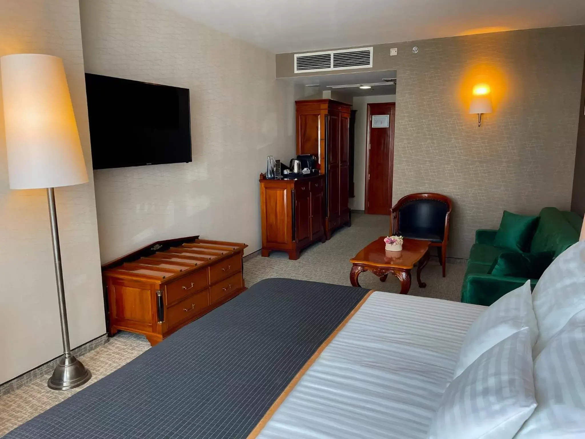 Bedroom, TV/Entertainment Center in Hotel Divinus