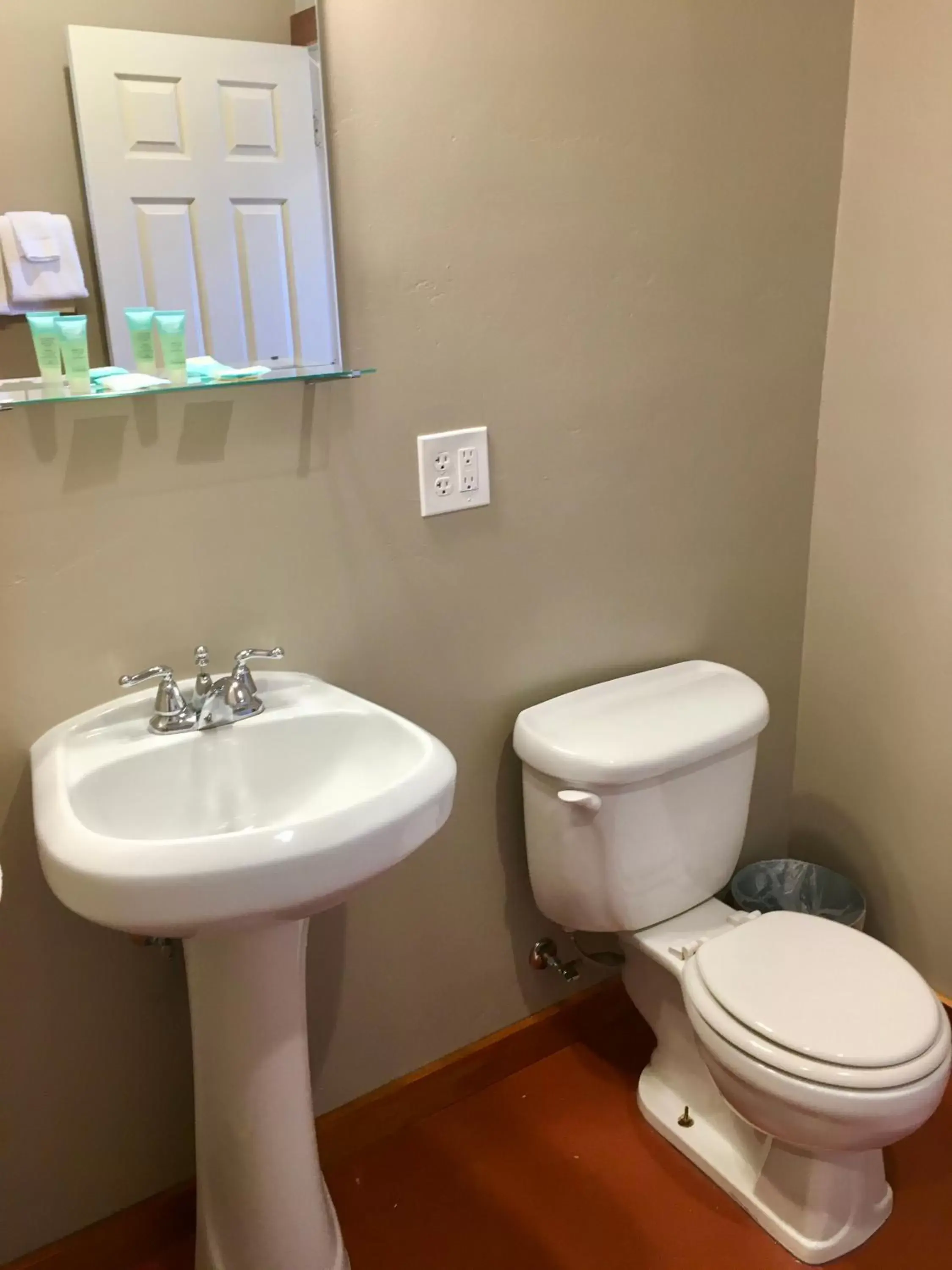 Toilet, Bathroom in Lee's Ferry Lodge at Vermilion Cliffs