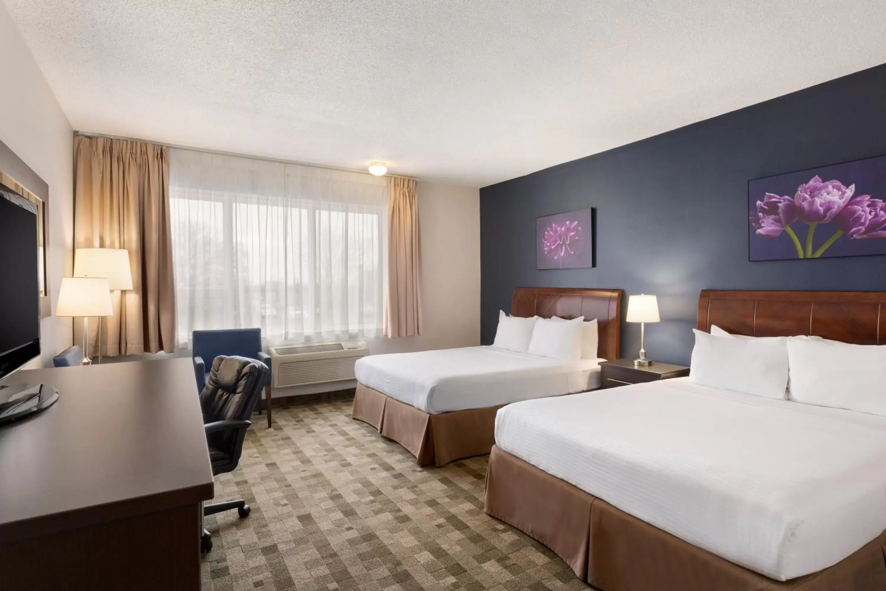 Photo of the whole room, Bed in Days Inn by Wyndham Montreal Airport Conference Centre