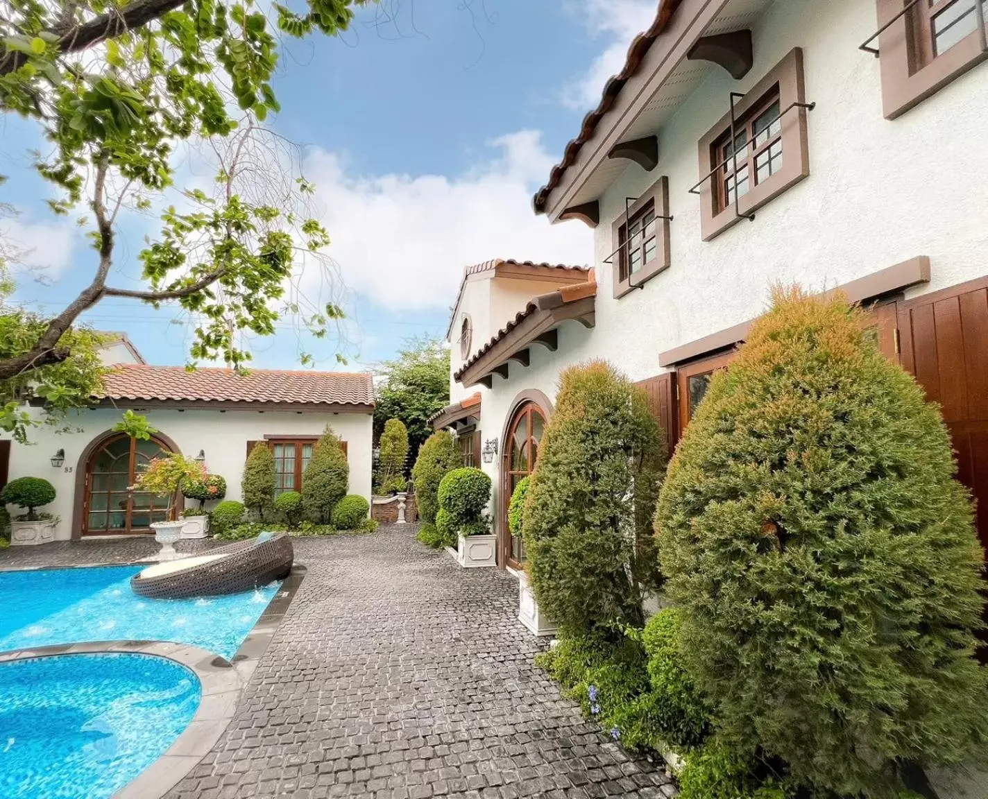 Property building in Villa Seville Property building in Villa Seville