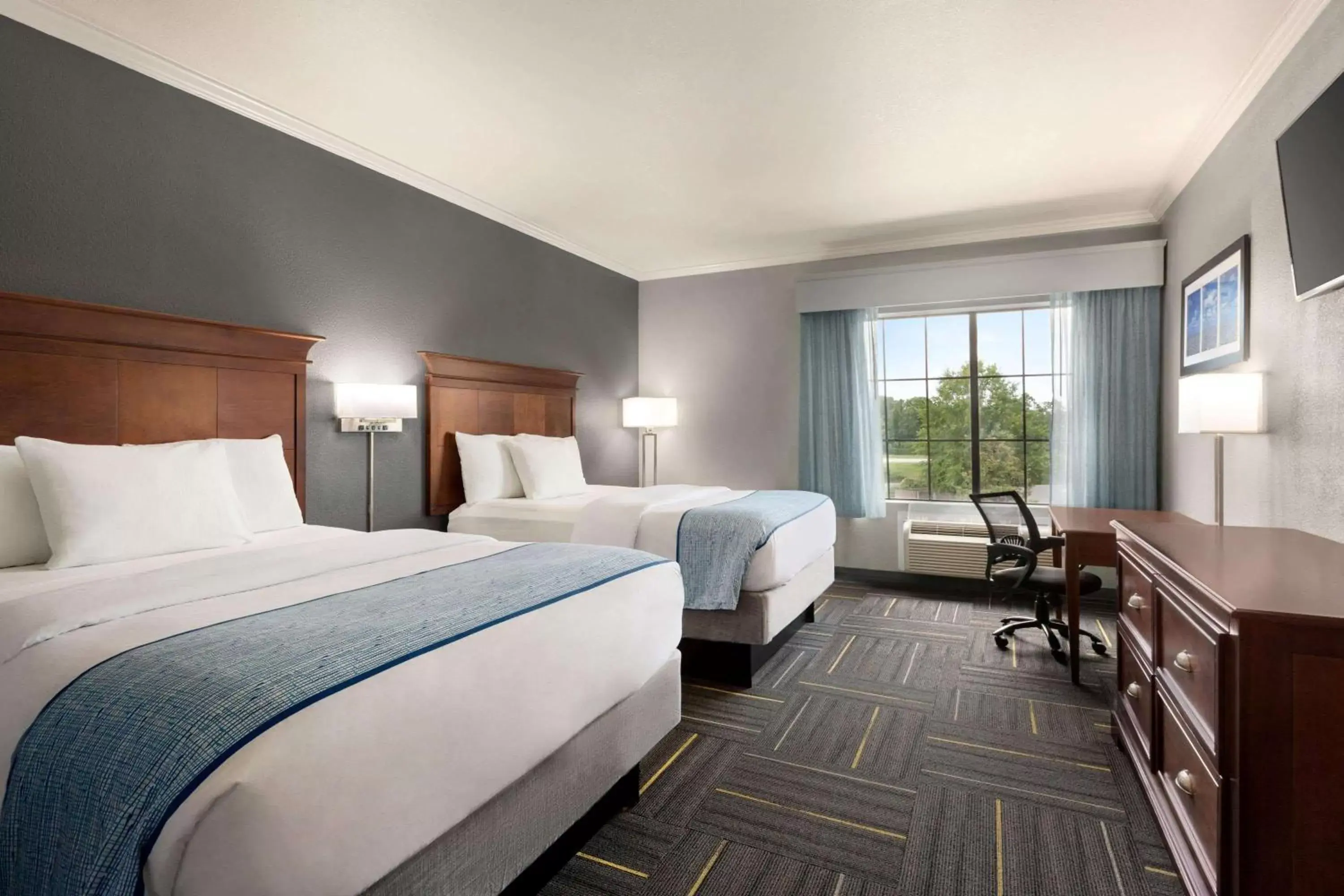 Photo of the whole room, Bed in La Quinta by Wyndham Dublin Photo of the whole room, Bed in La Quinta by Wyndham Dublin