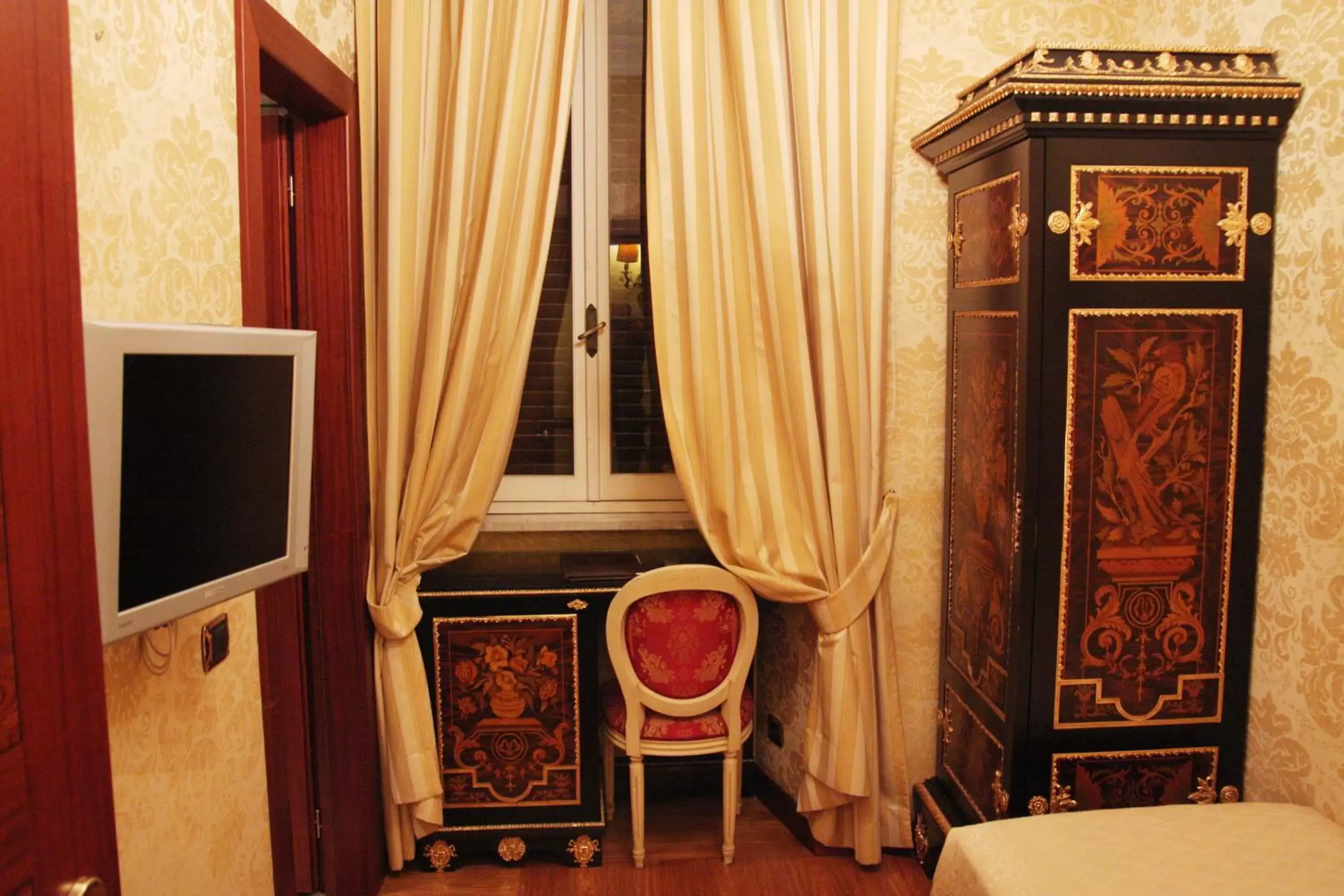 Seating area, TV/Entertainment Center in Hotel Des Epoques