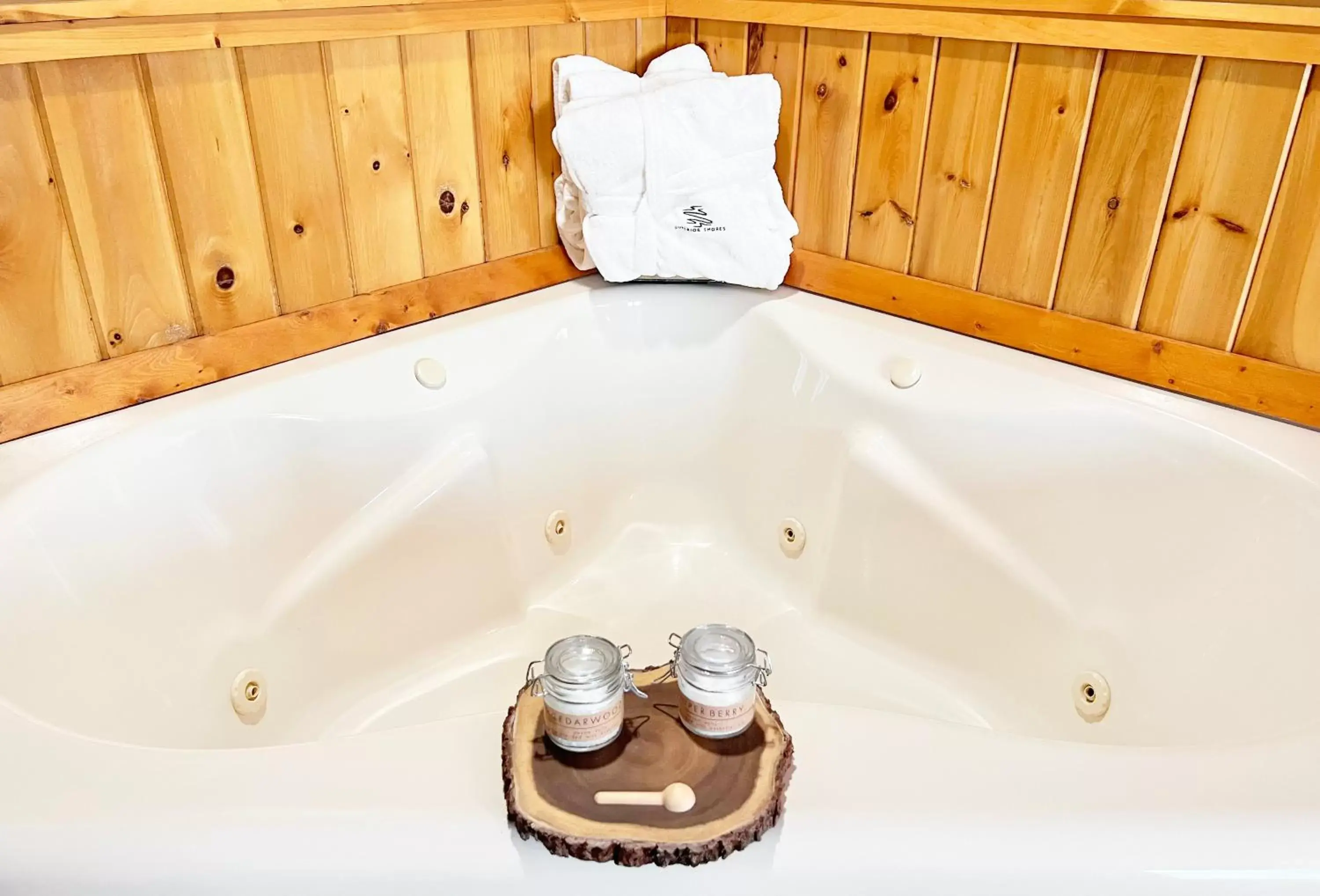 Hot Tub, Bathroom in Superior Shores