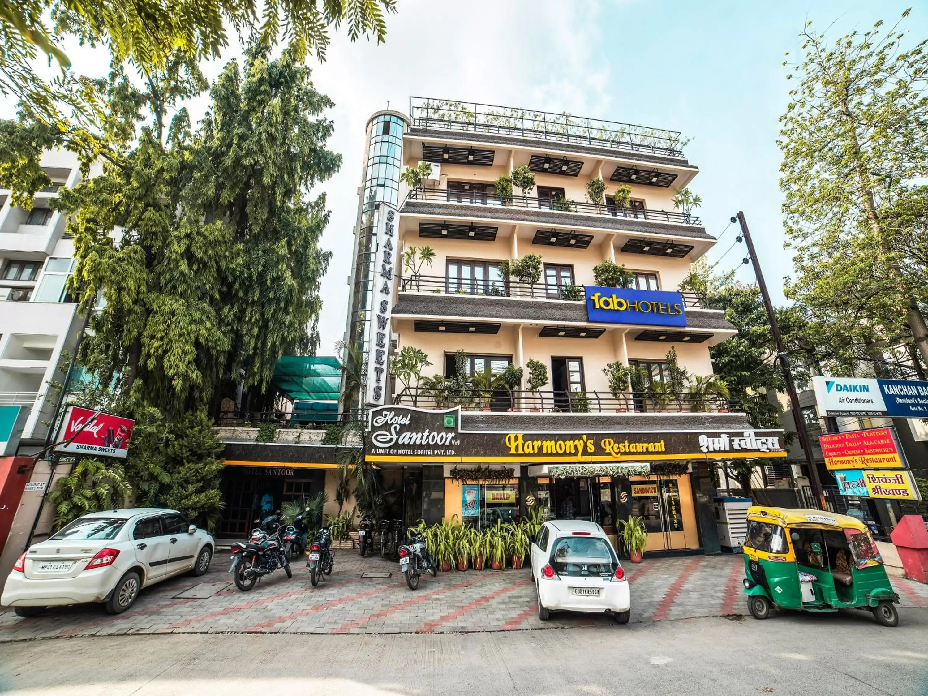 Property building in FabHotel Santoor Geeta Bhawan Square Property building in FabHotel Santoor Geeta Bhawan Square