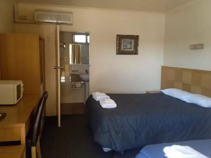Property building, Bed in Desert Sand Motor Inn