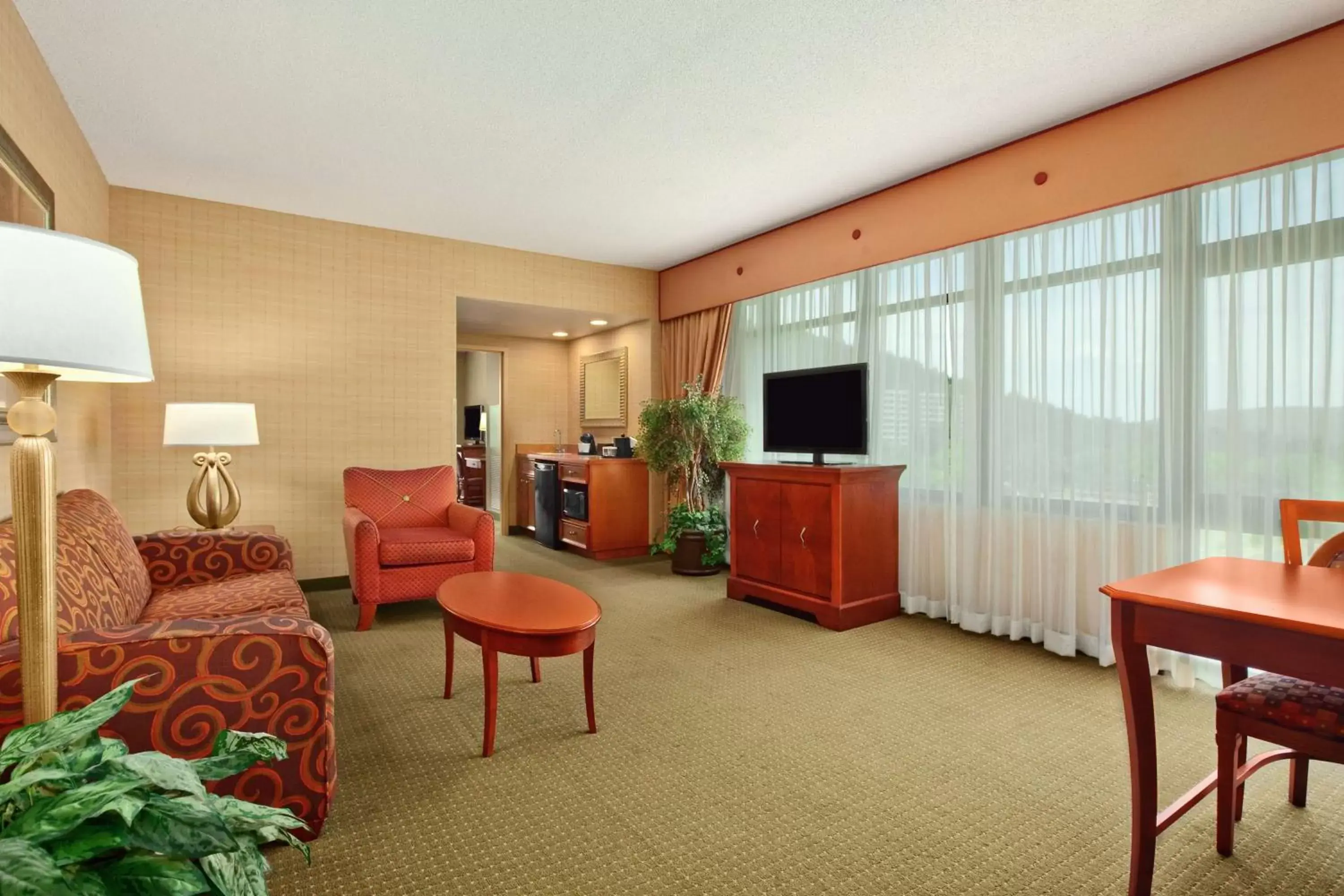 Living room, Seating Area in Embassy Suites Hot Springs - Hotel & Spa