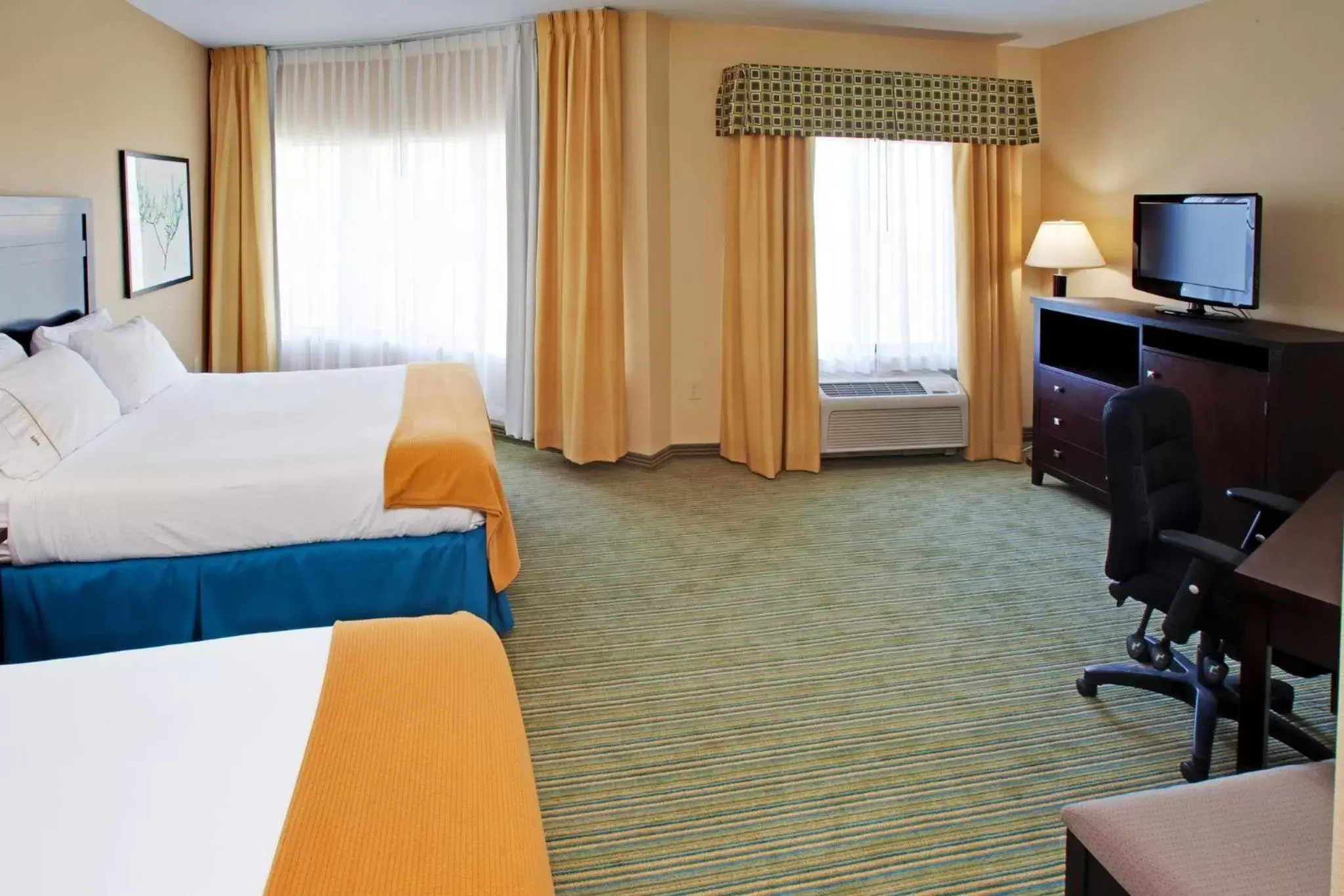 Photo of the whole room, Bed in Holiday Inn Express- Waterloo/Cedar Falls, an IHG Hotel