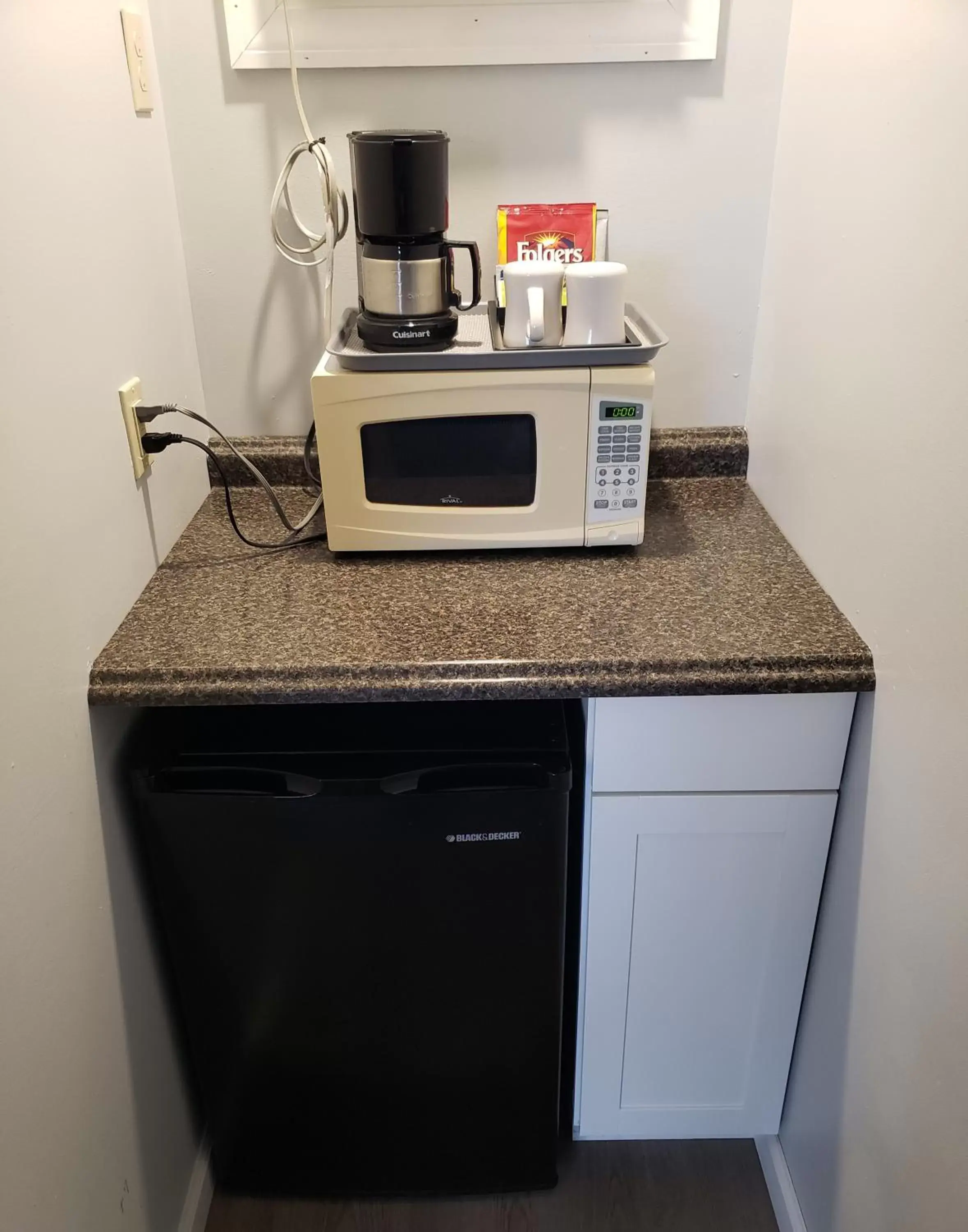 minibar, Kitchen/Kitchenette in The Eastland Motel