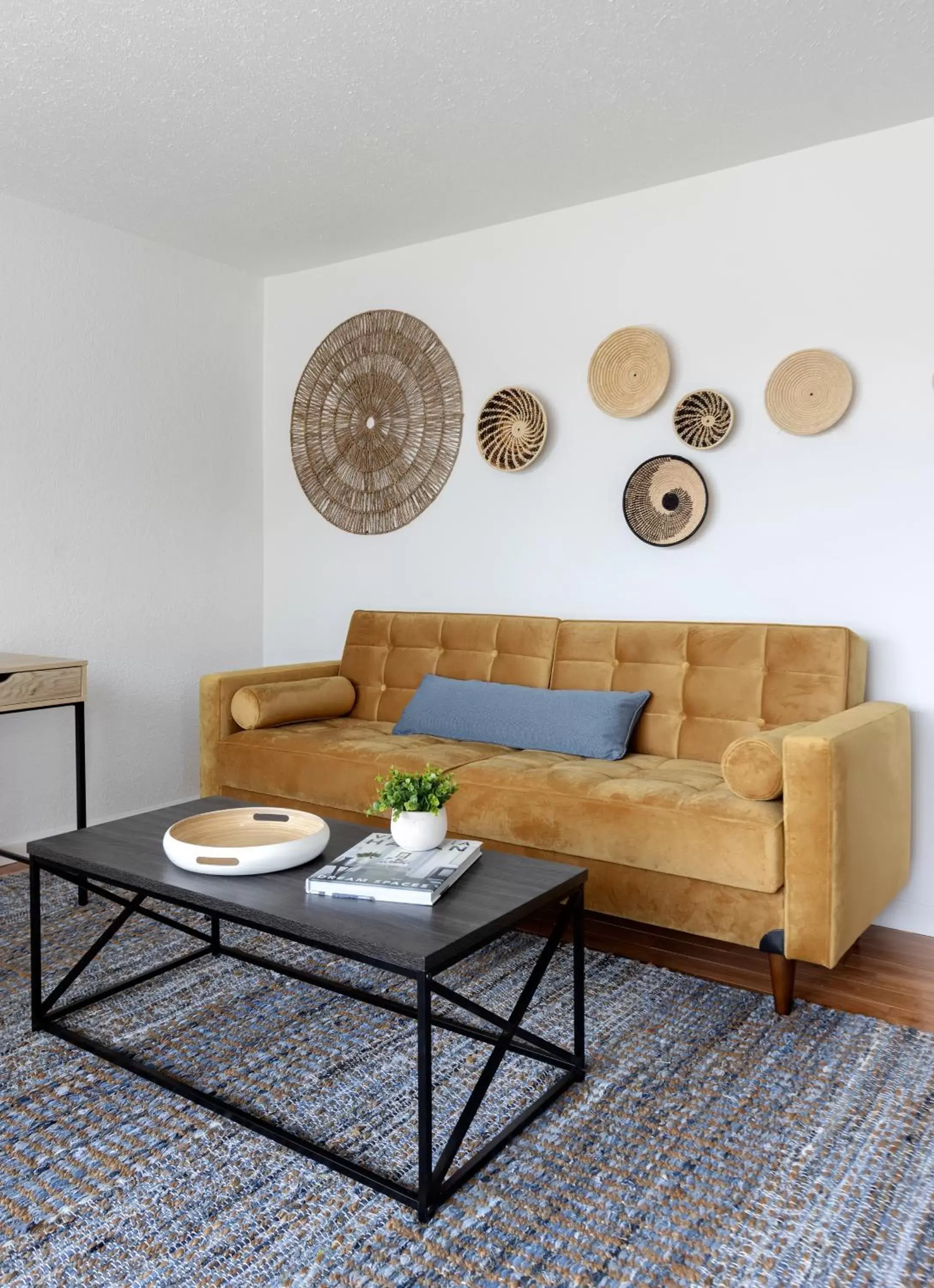 Living room, Seating Area in Kettle Valley Beach Resort