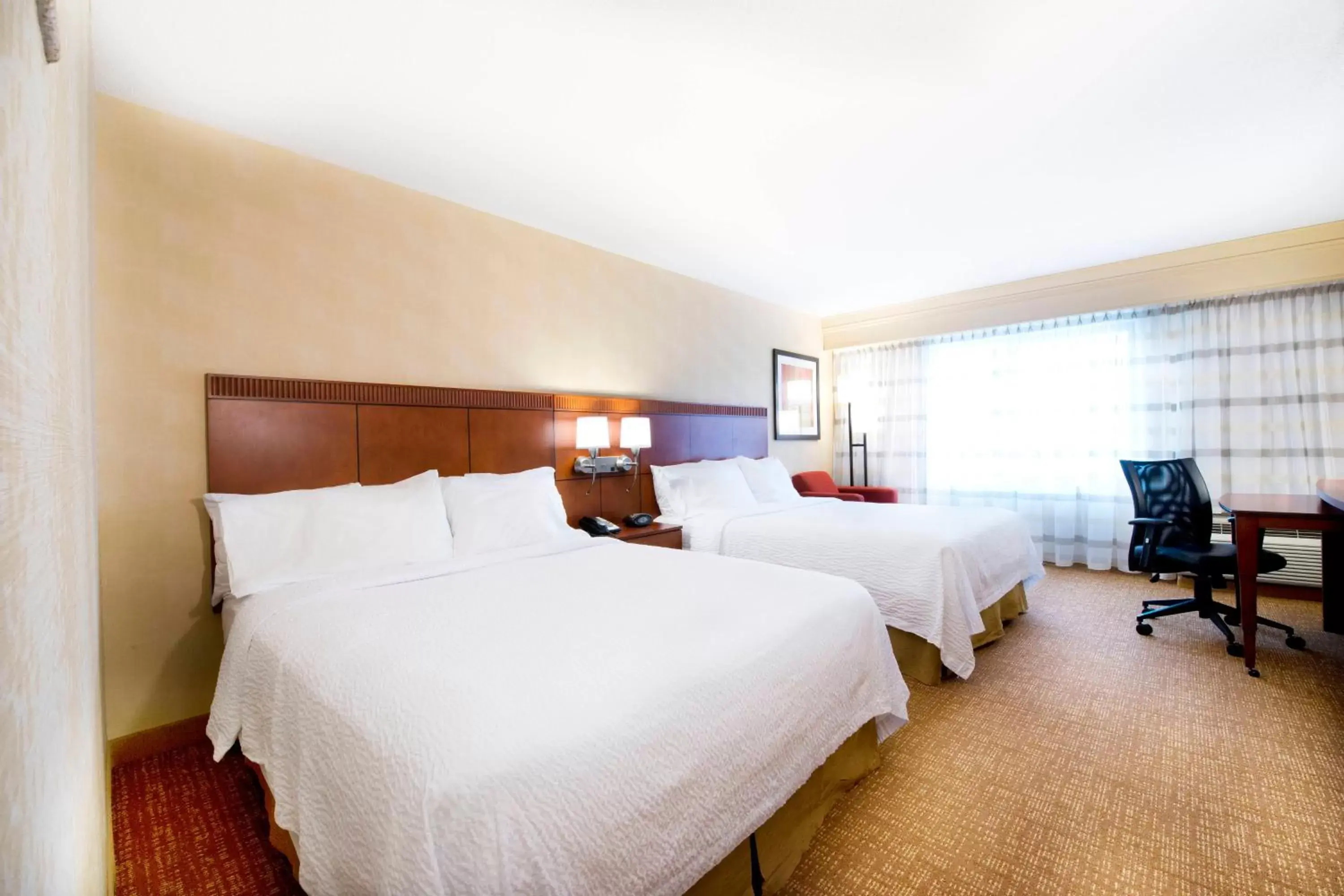 Photo of the whole room, Bed in Courtyard by Marriott Mississauga-Airport Corporate Centre West