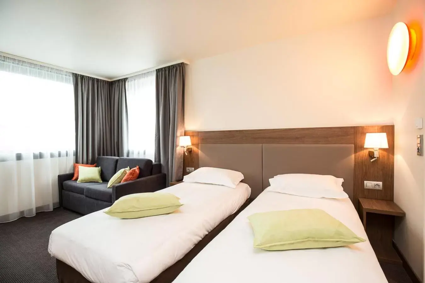 Photo of the whole room, Bed in Campanile Metz Centre - Gare Photo of the whole room, Bed in Campanile Metz Centre - Gare