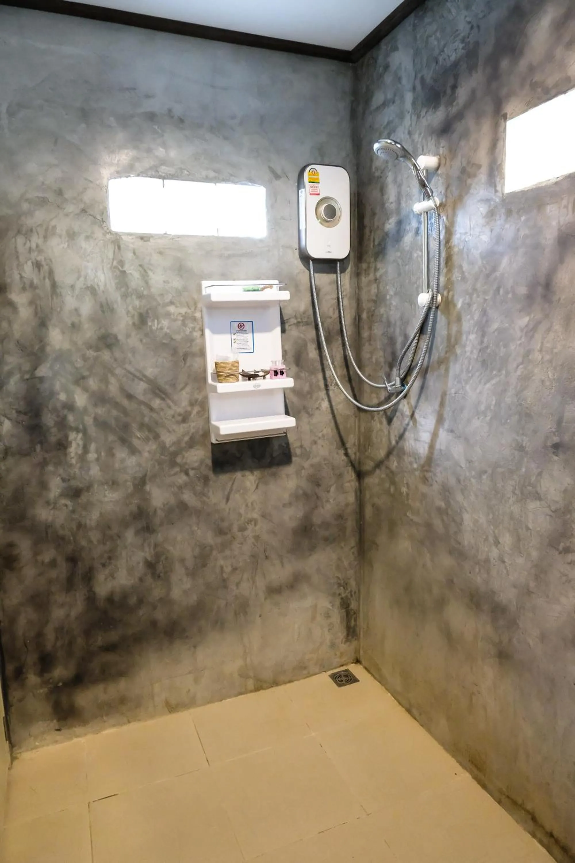 Shower in BaanPhong Lanta