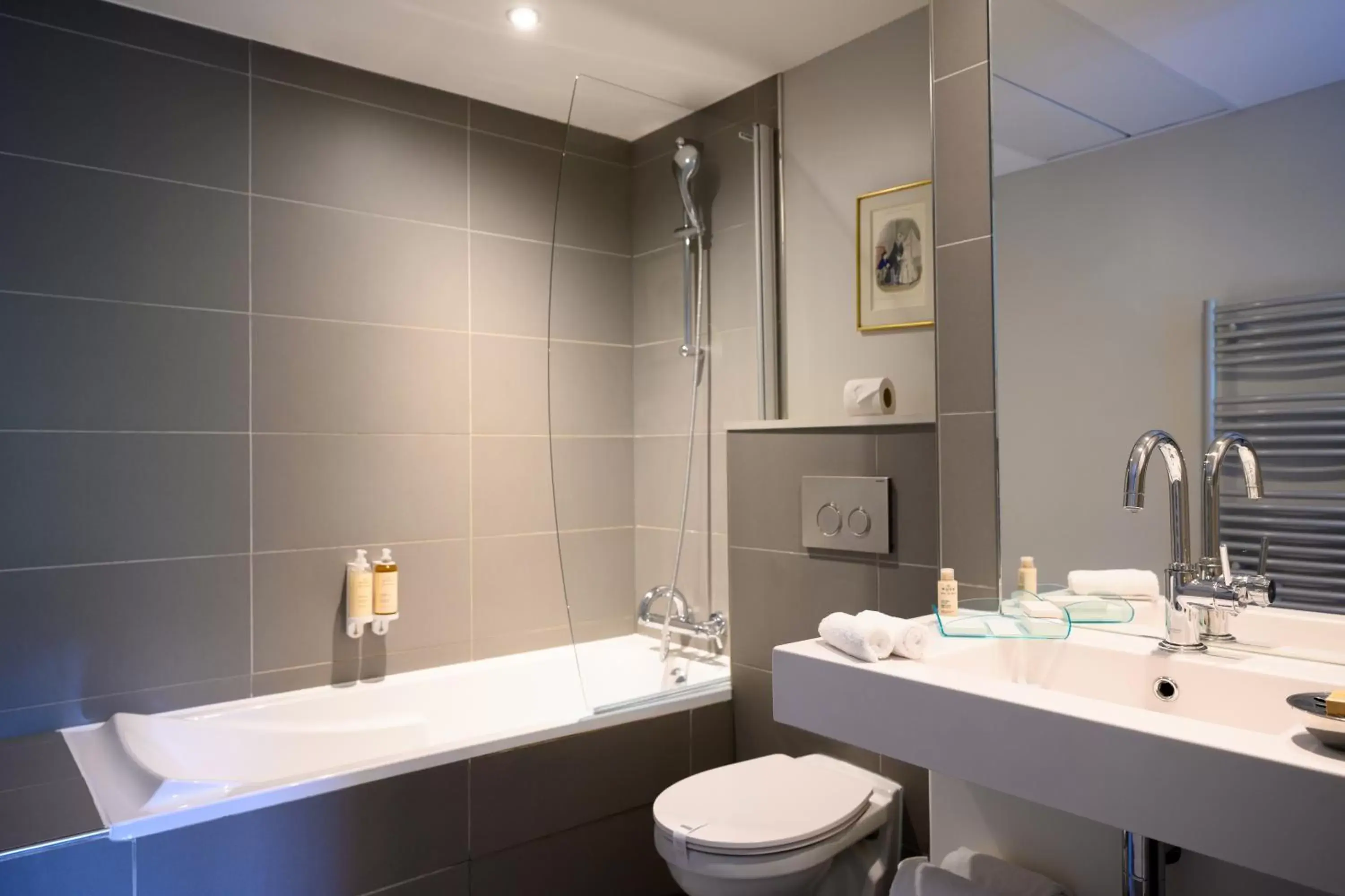 Bathroom in Suites & Hotel Helzear Champs-Elysees