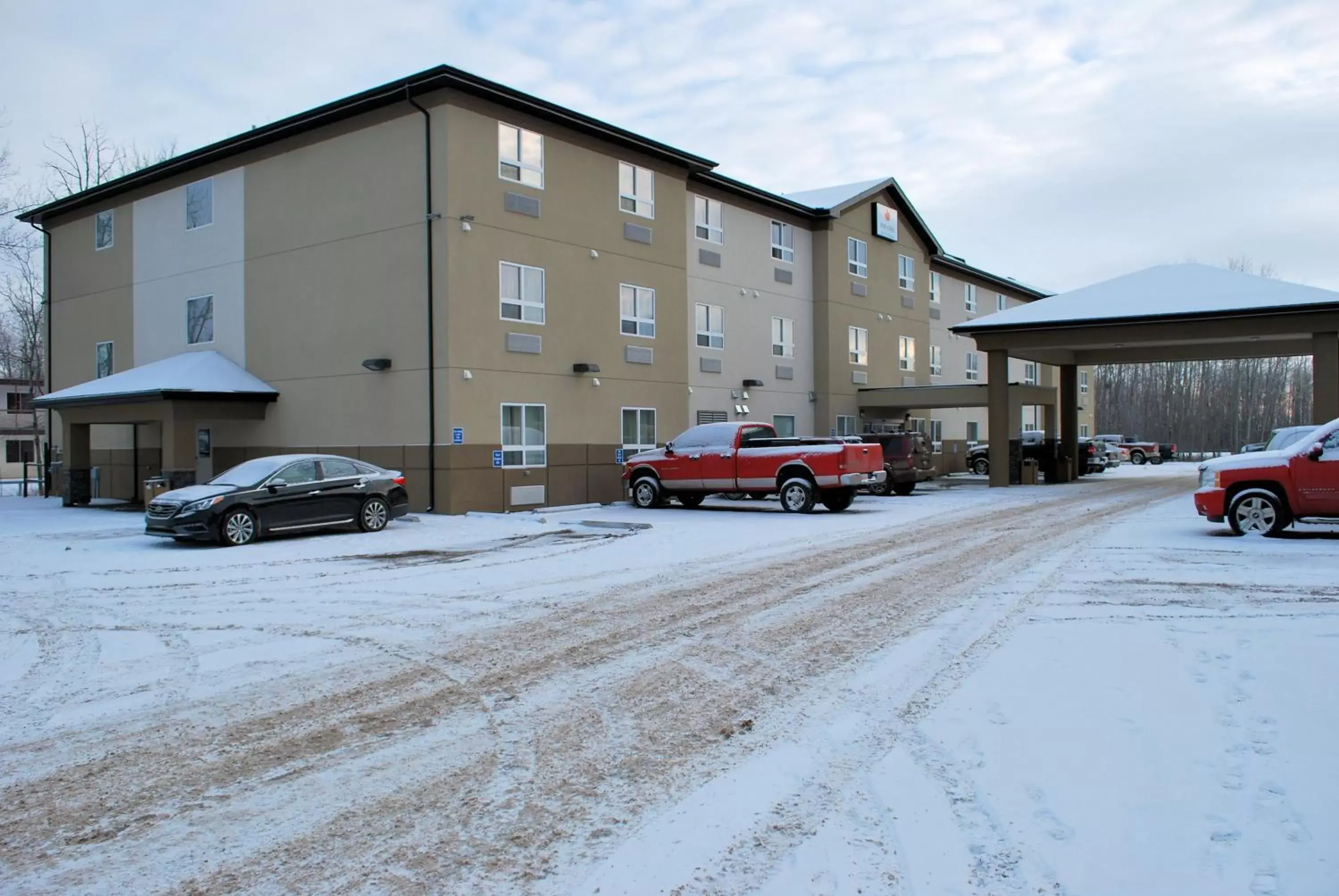 Property building, Winter in Paradise Inn and Suites Redwater