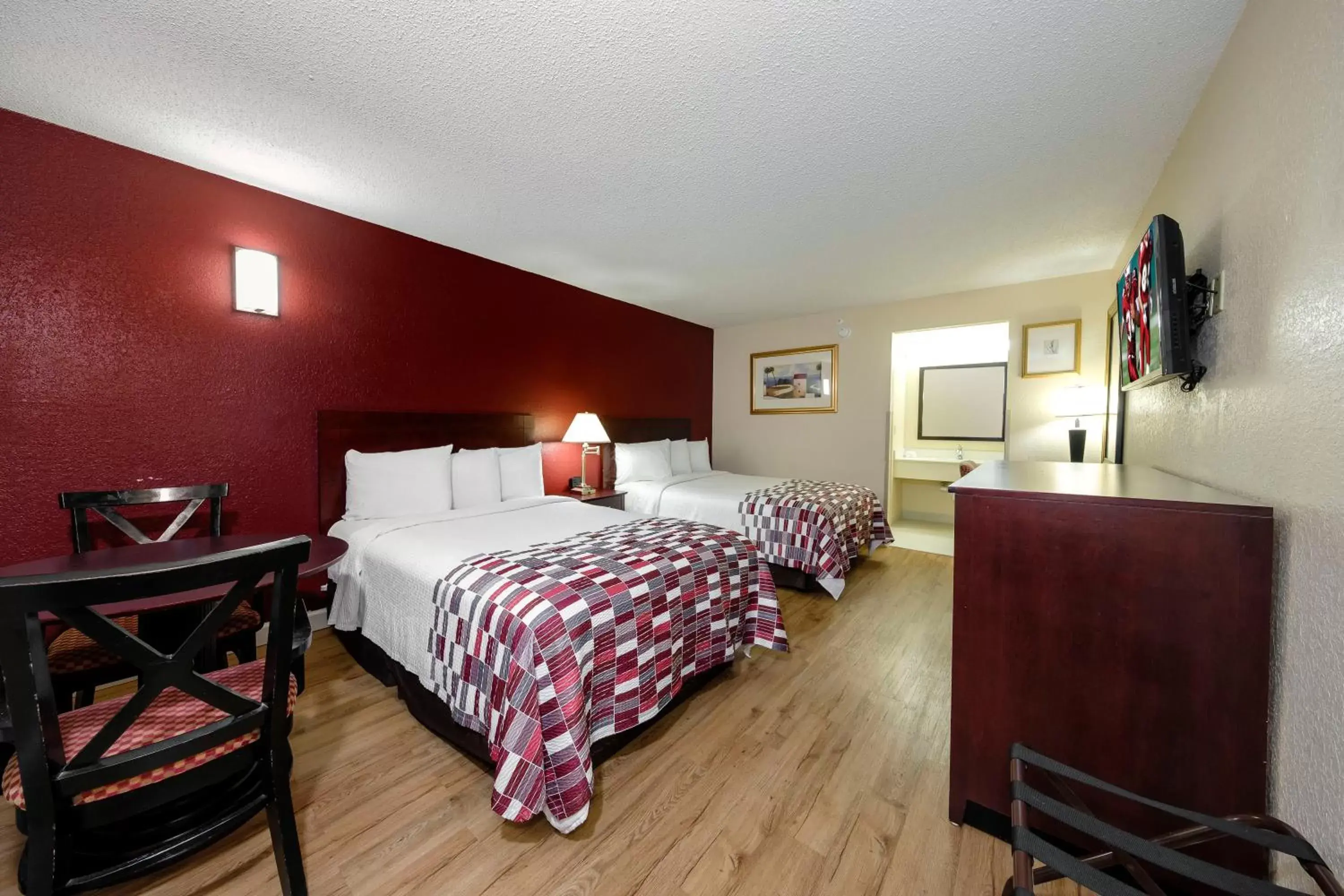 Photo of the whole room, Bed in Red Roof Inn Ellenton - Bradenton NE