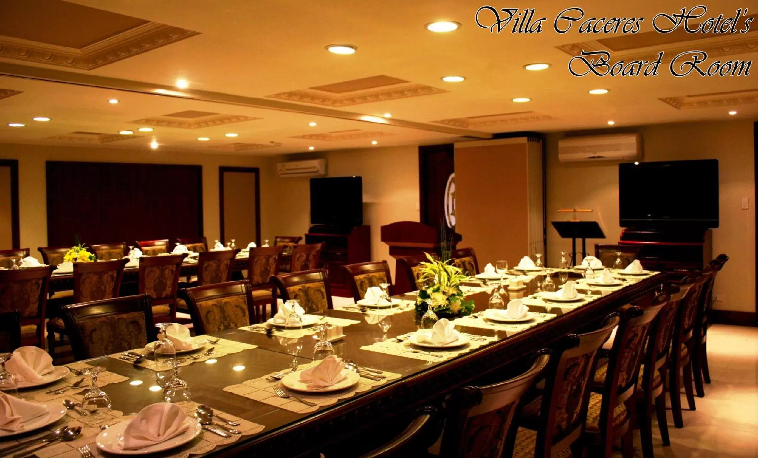 Restaurant/Places to Eat in Villa Caceres Hotel