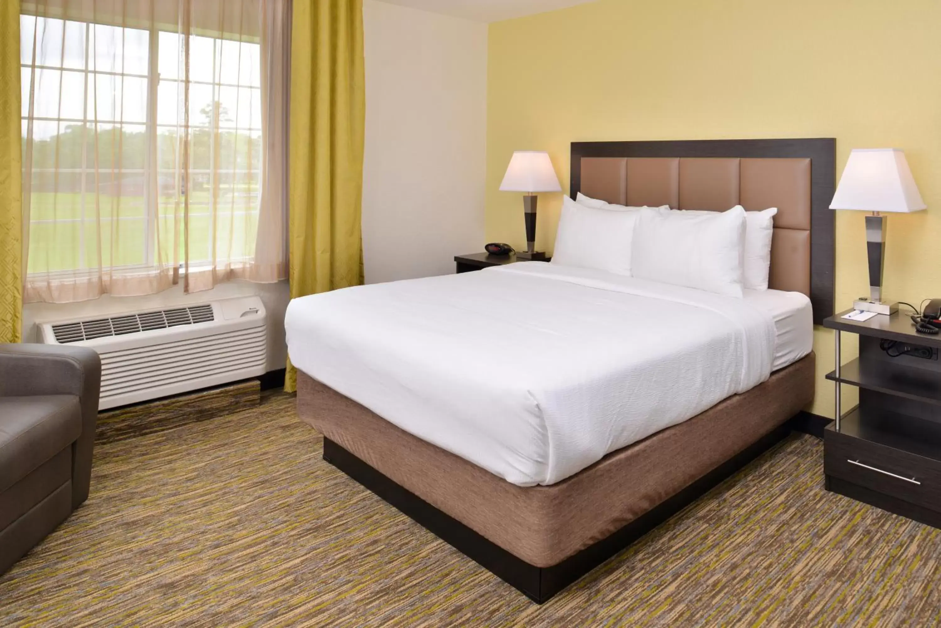 Photo of the whole room, Bed in Candlewood Suites Beaumont, an IHG Hotel