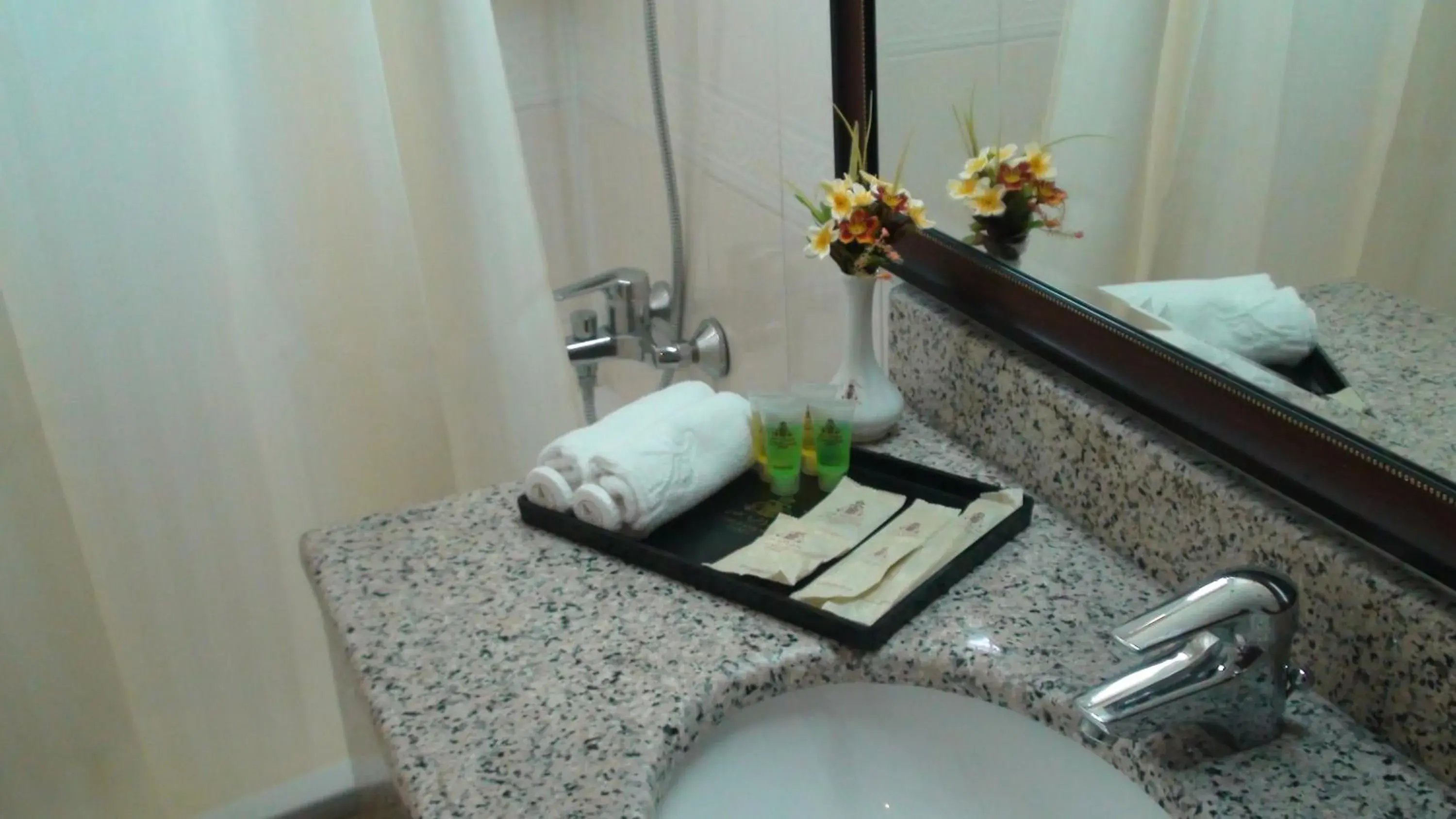 Bathroom in Al Thuraya Hotel