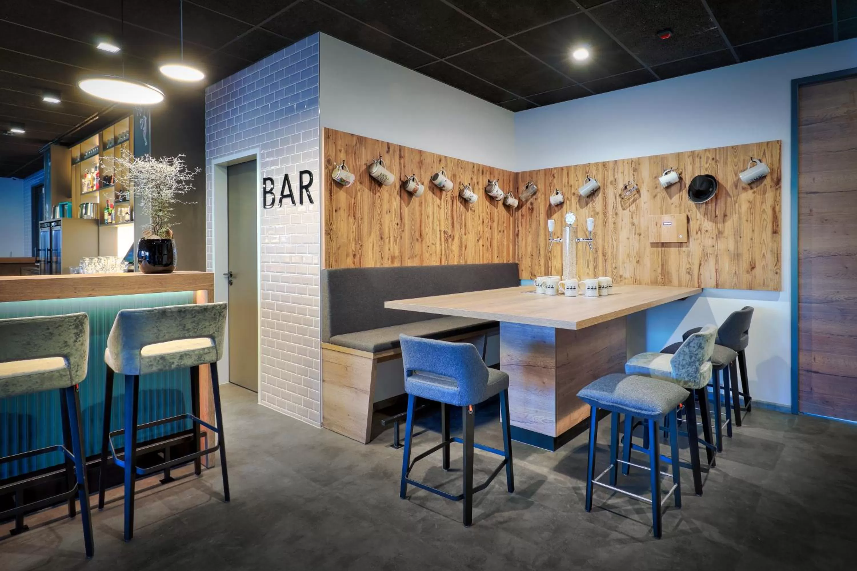 Restaurant/places to eat in Emils Hotel