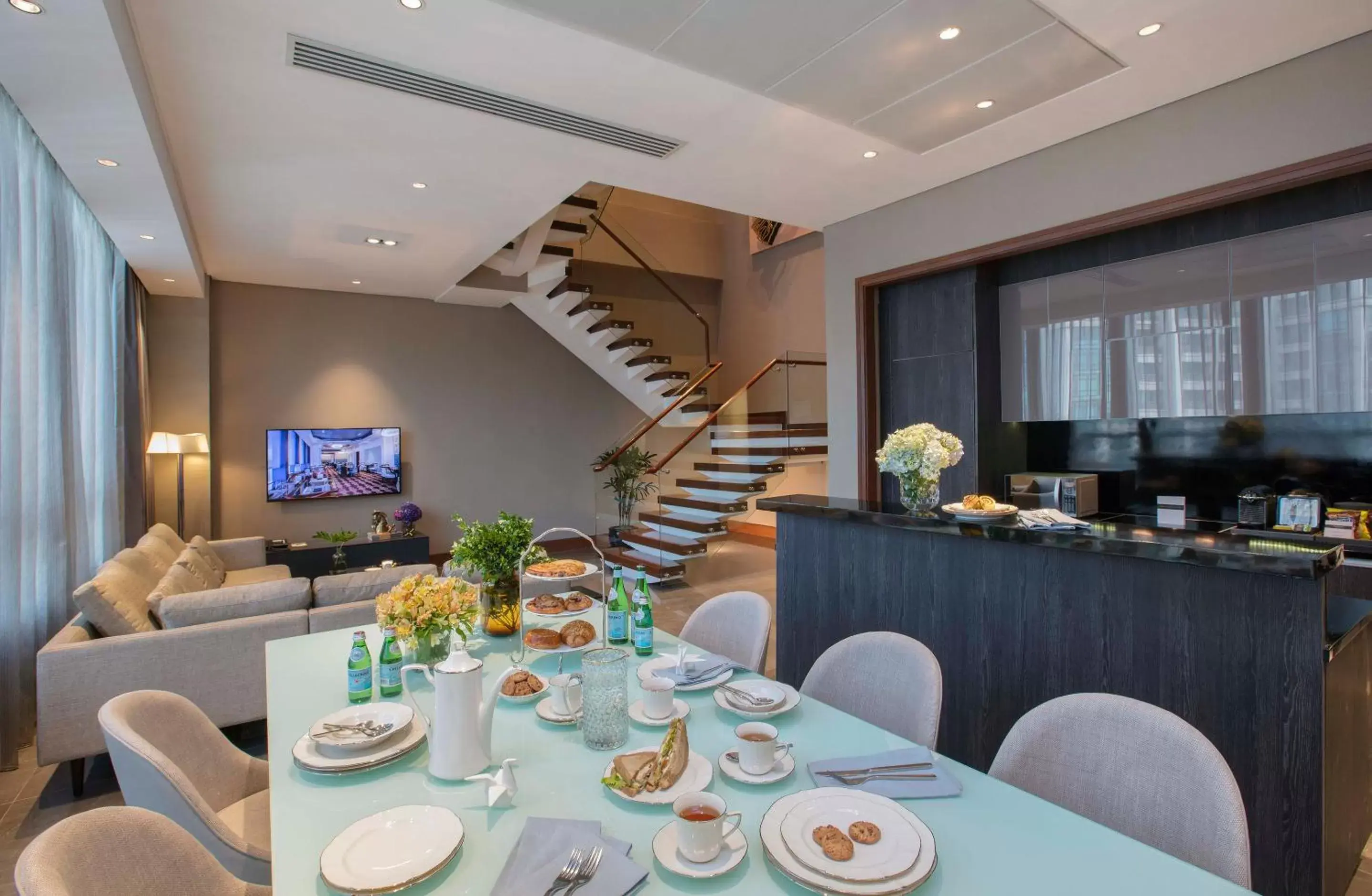 Dining area, Restaurant/Places to Eat in Makati Diamond Residences