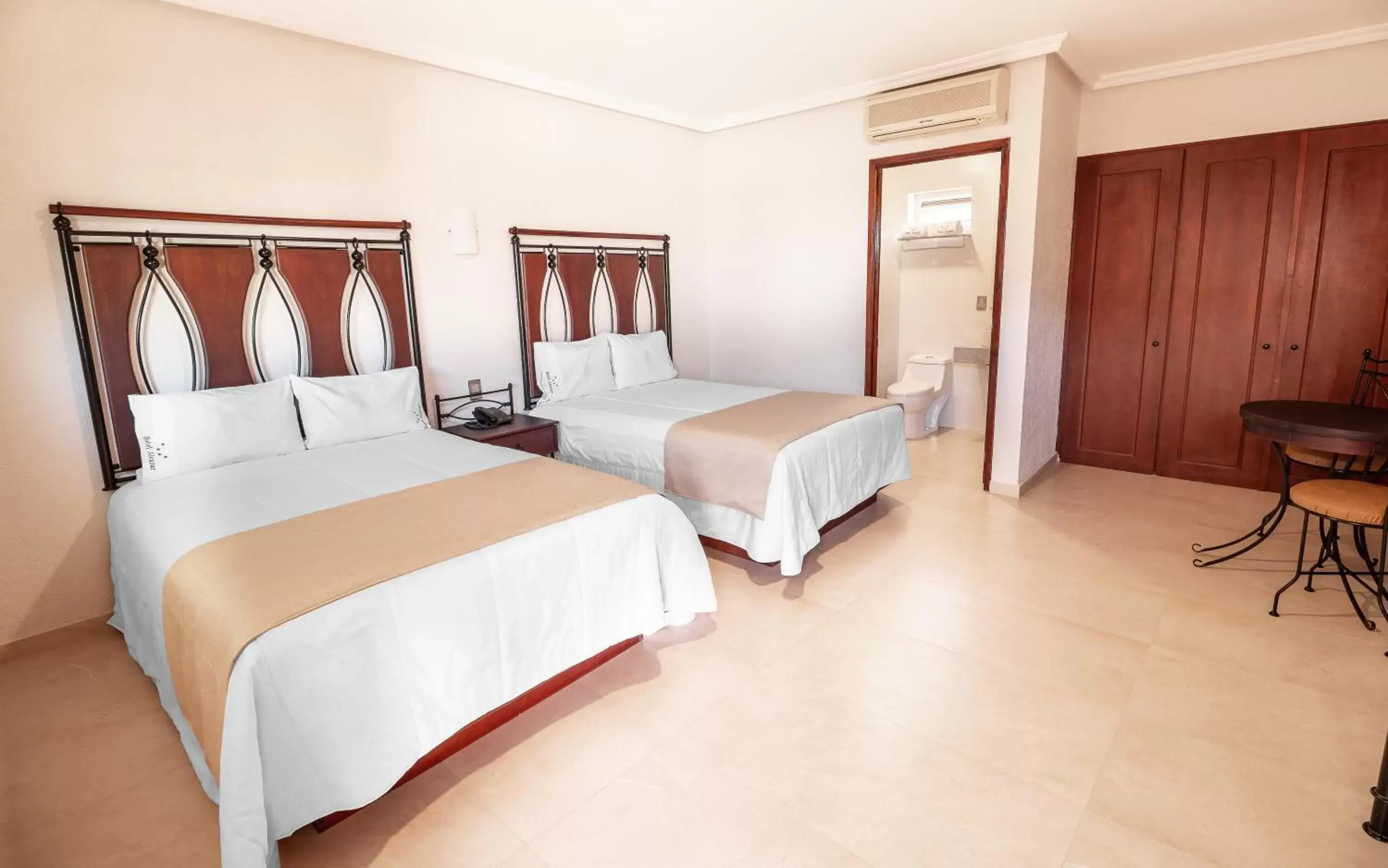 Bedroom, Bed in Hotel Alcazar - Guadalajara Centro Historico Bedroom, Bed in Hotel Alcazar - Guadalajara Centro Historico