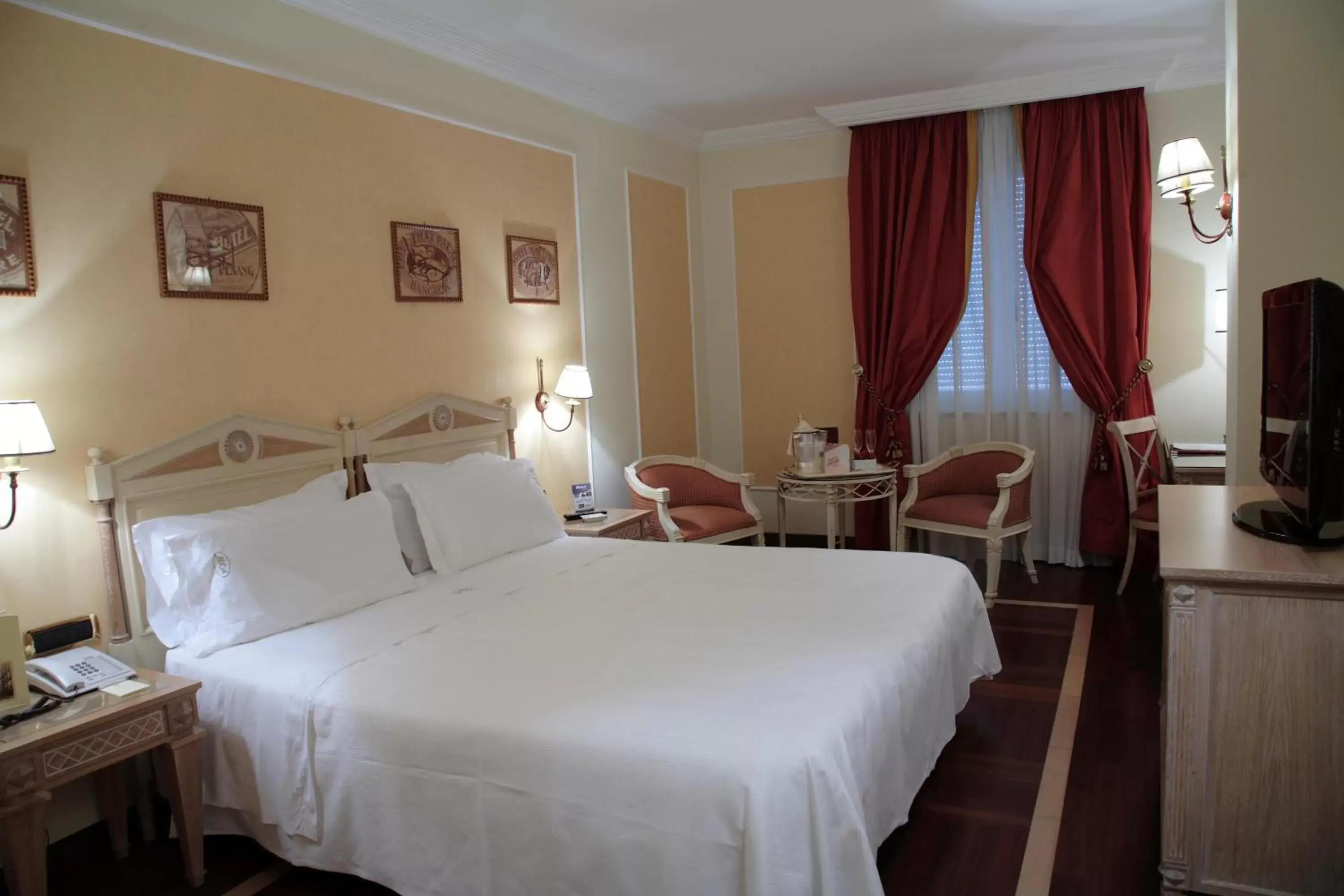 Photo of the whole room, Bed in Palazzo Alabardieri