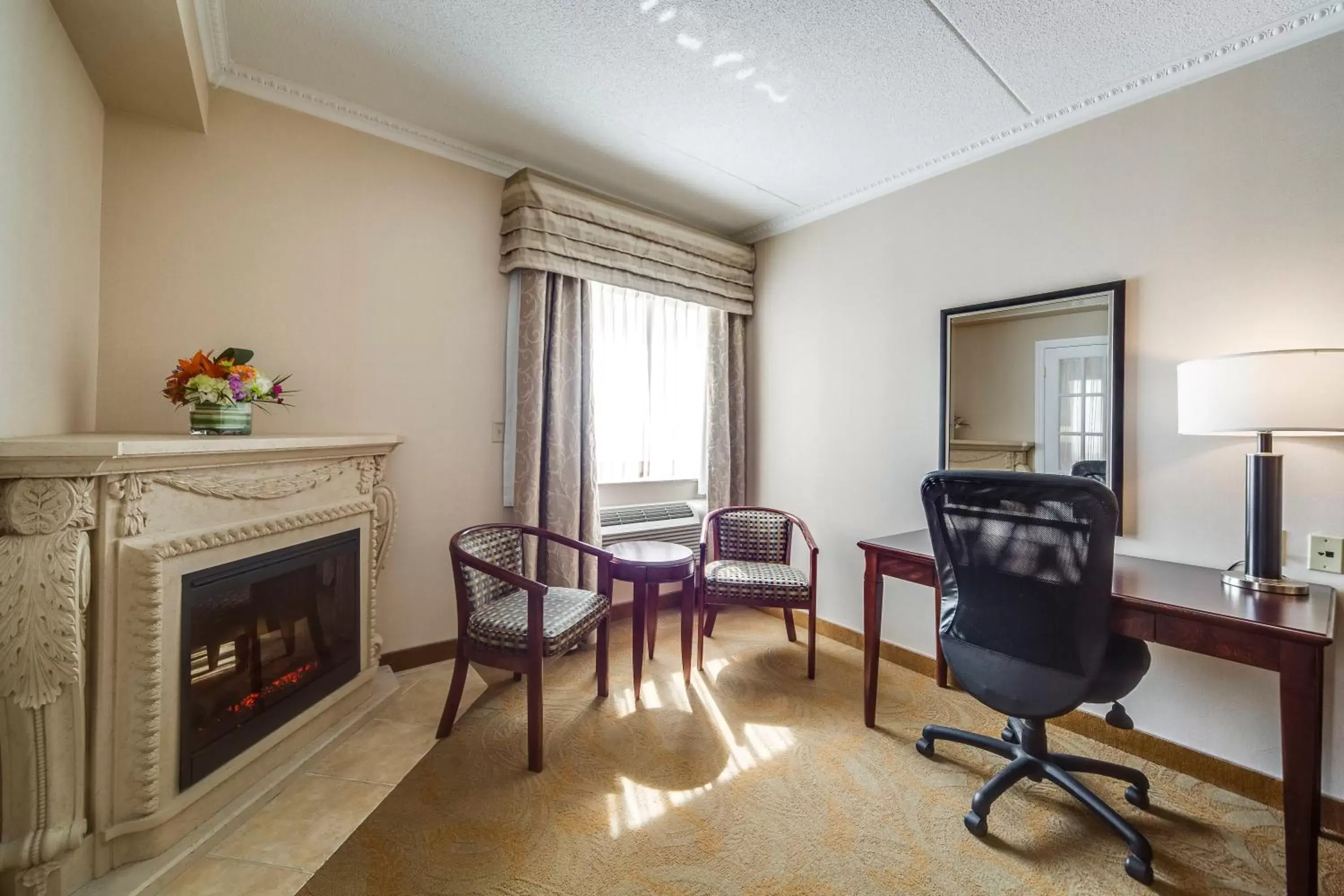 Seating Area in Monte Carlo Inn & Suites Downtown Markham