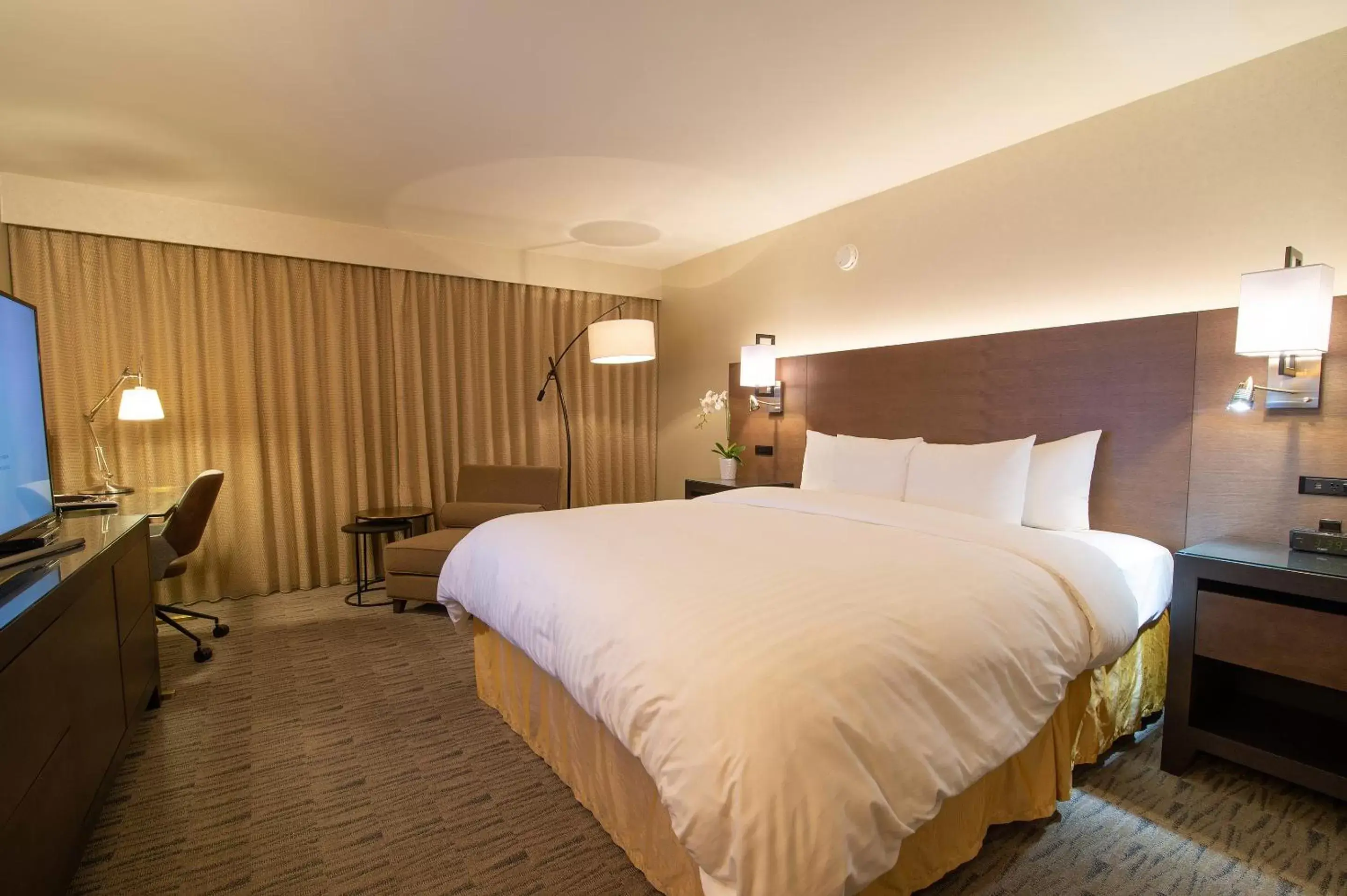 Bed in Miyako Hotel Los Angeles