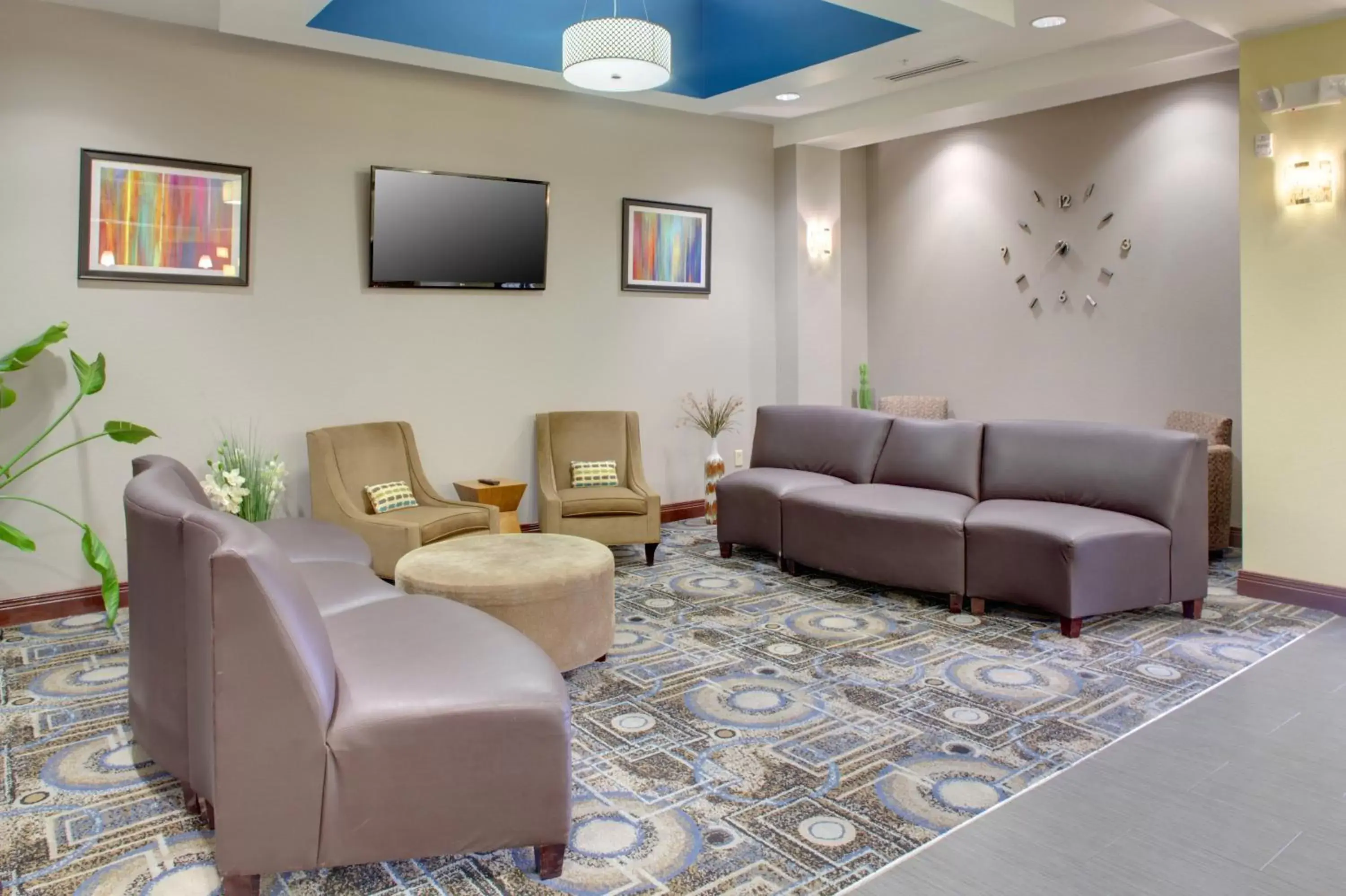 Lobby or reception, Seating Area in Holiday Inn Express & Suites Cross Lanes, an IHG Hotel