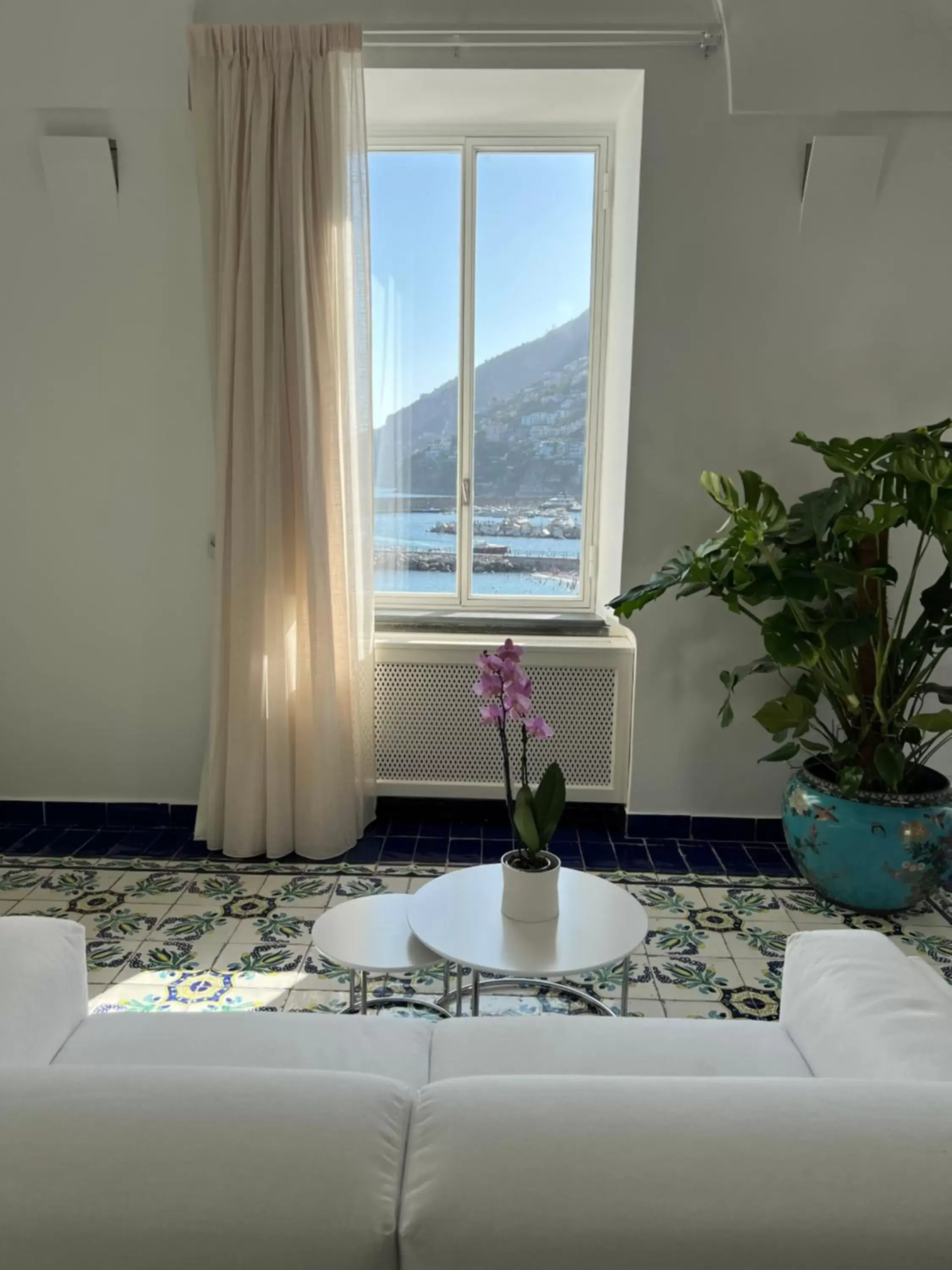 Living room, Mountain View in Hotel Marina Riviera