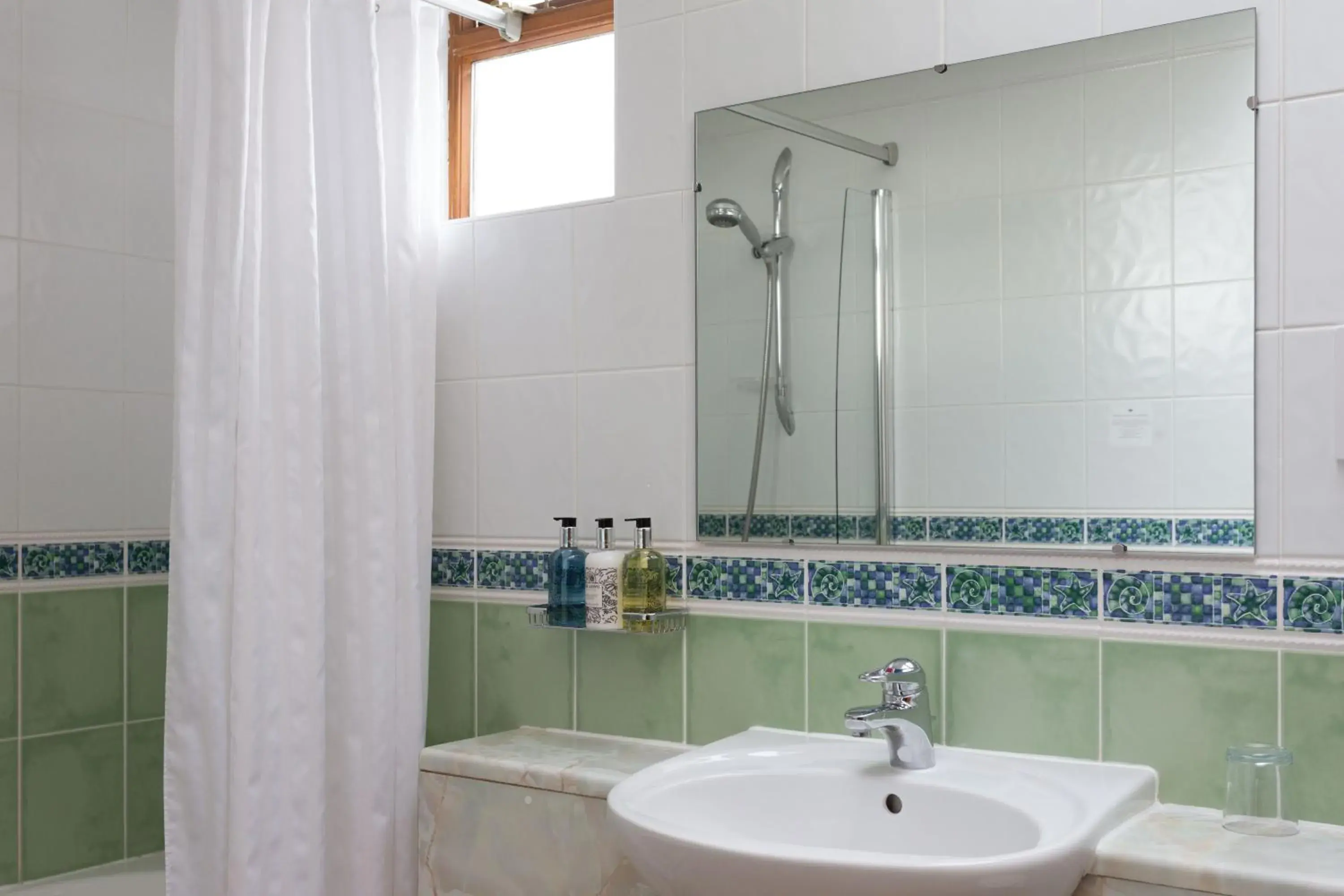 Bathroom in Best Western Sysonby Knoll