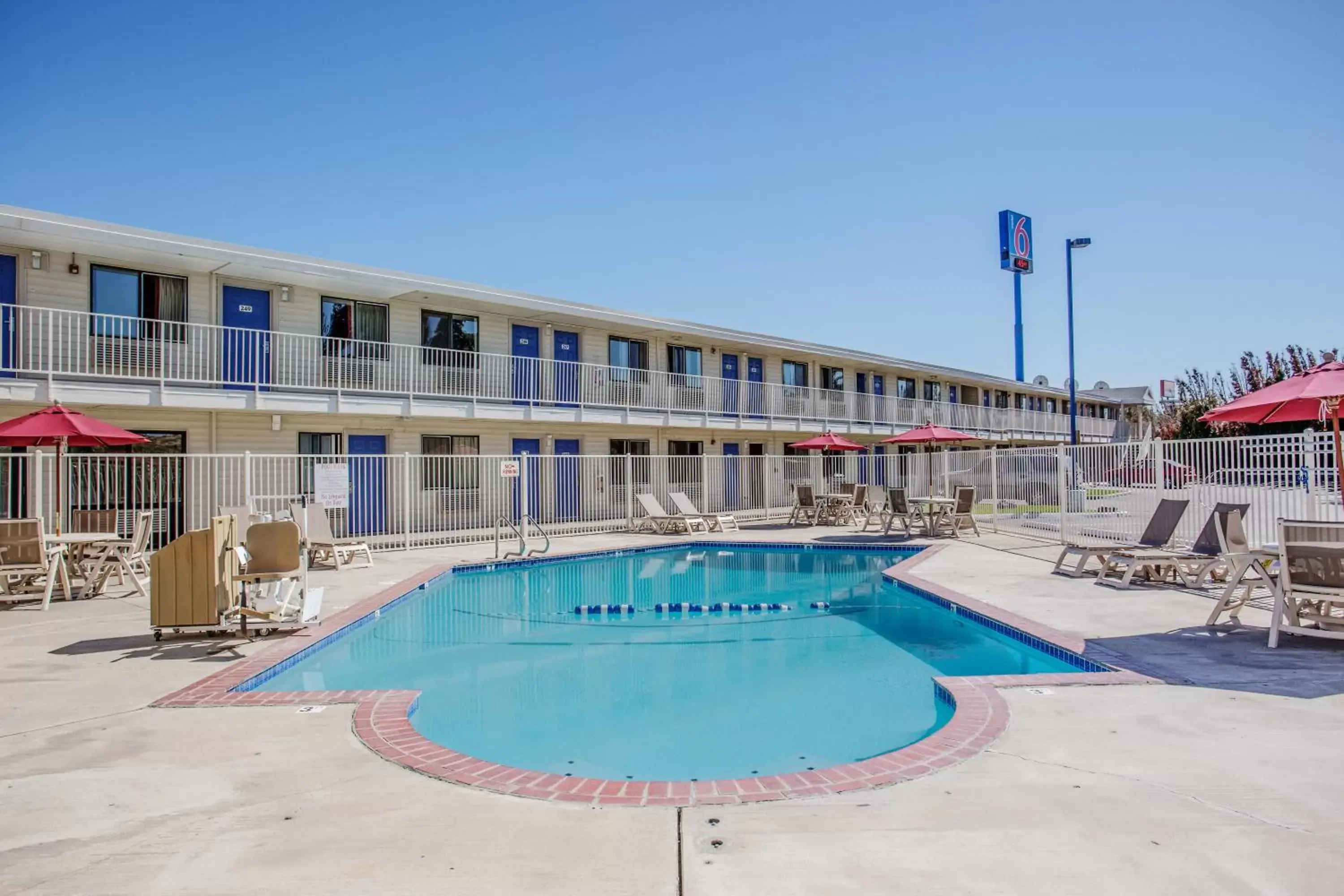 Swimming pool, Property Building in Motel 6-Richland, WA