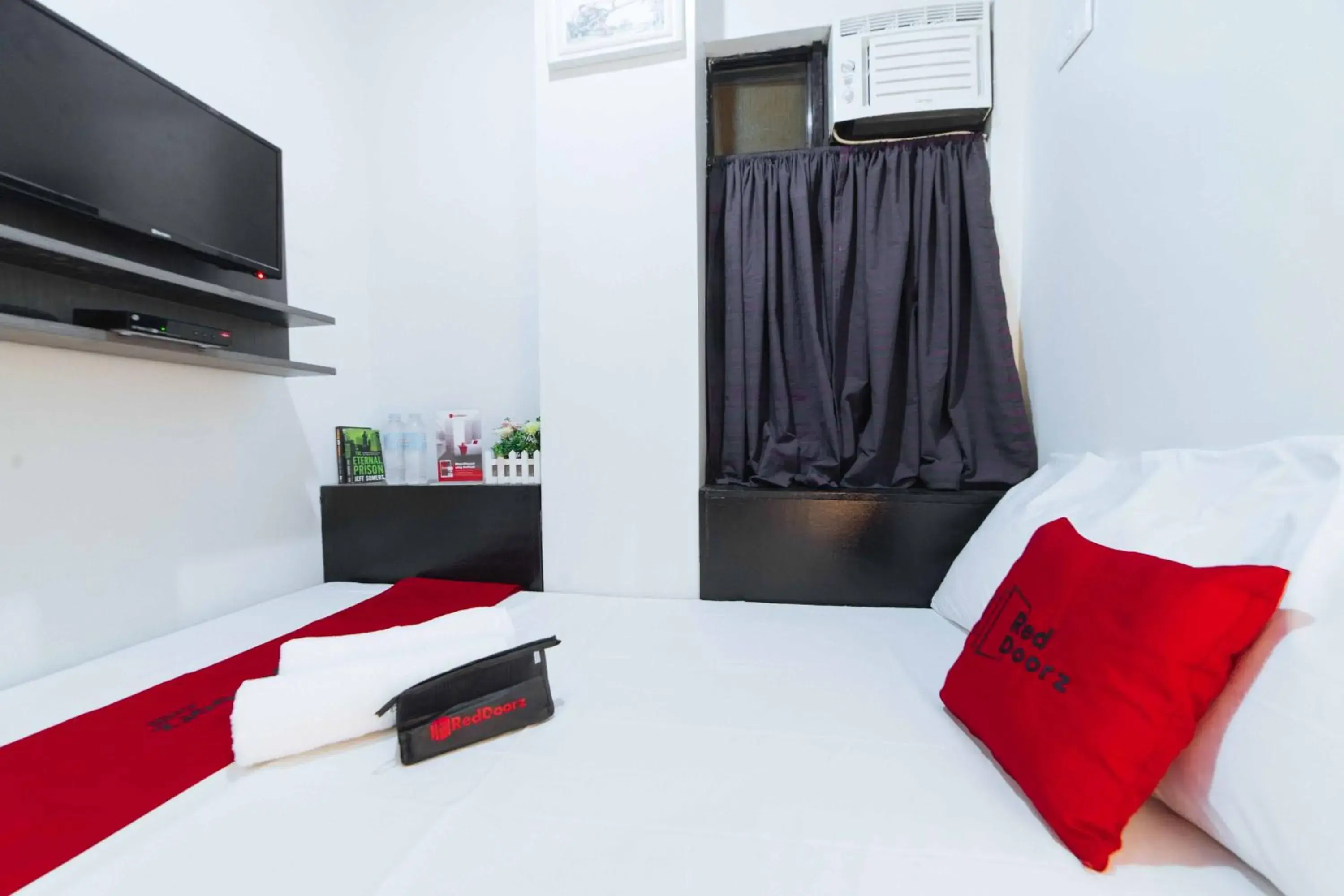 Bedroom, Bed in RedDoorz near G Mall Bajada- Multiple Use Hotel