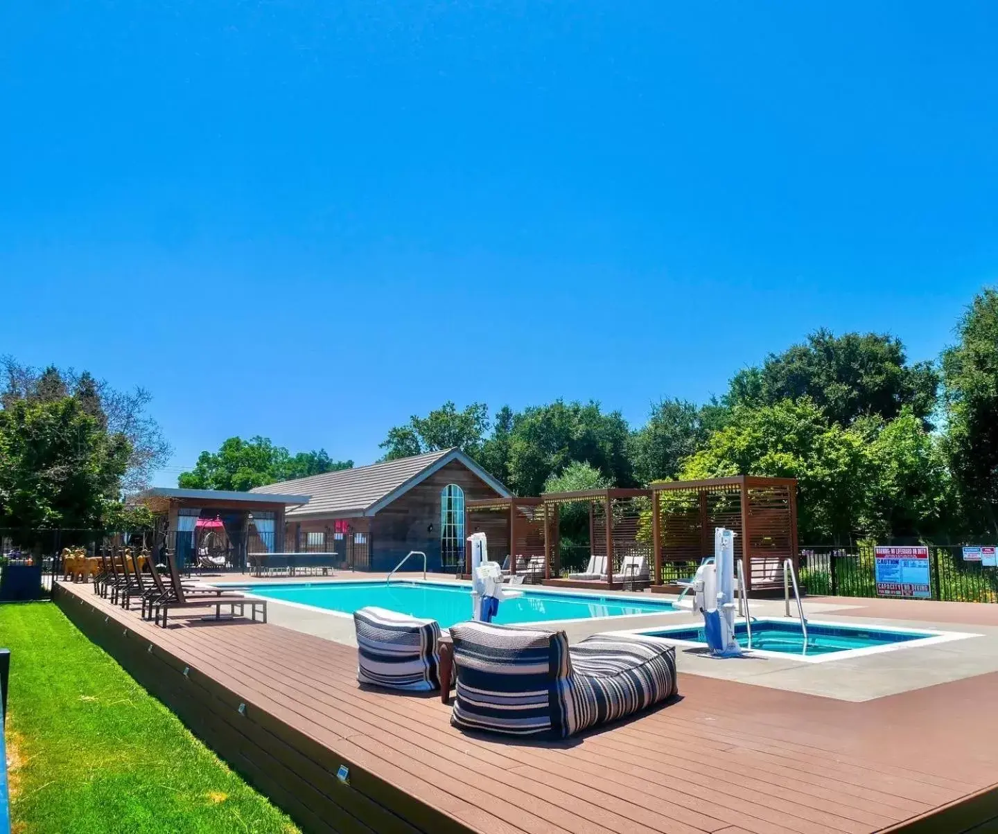 Hot Tub, Swimming Pool in Bann at Oak Knoll Napa