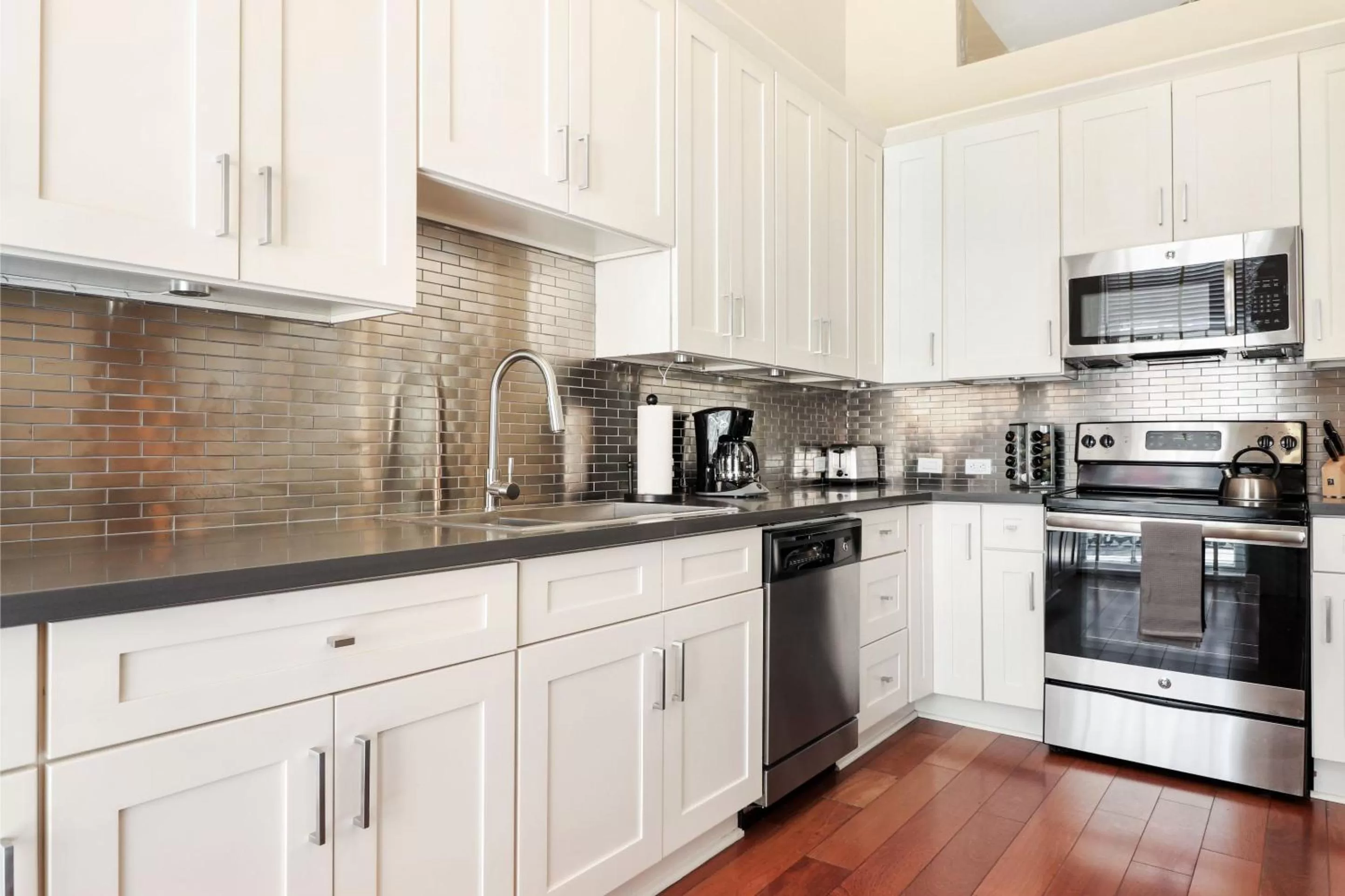 Coffee/tea facilities in Roami at Factors Row